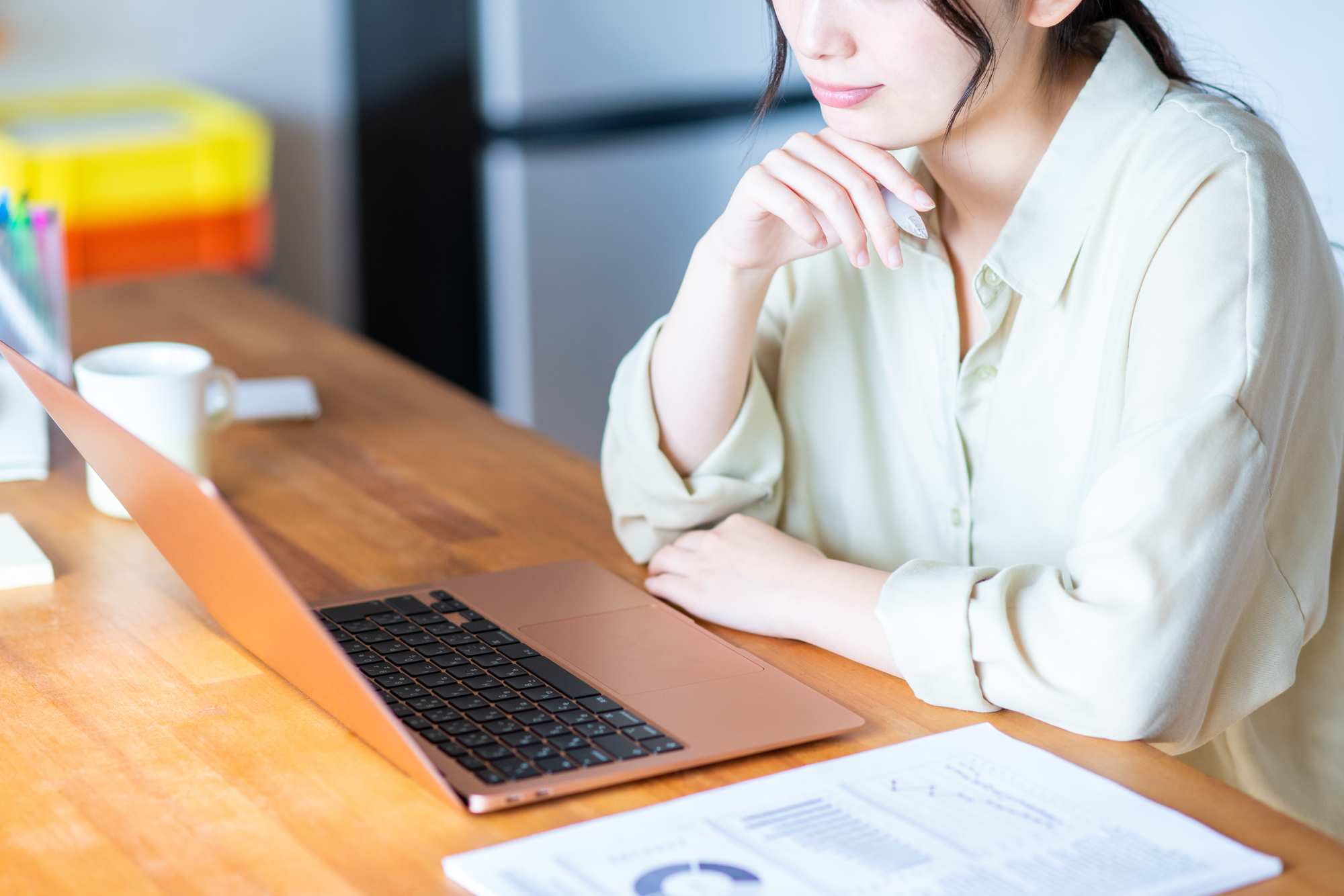 退職後の給付金の一覧を確認する女性