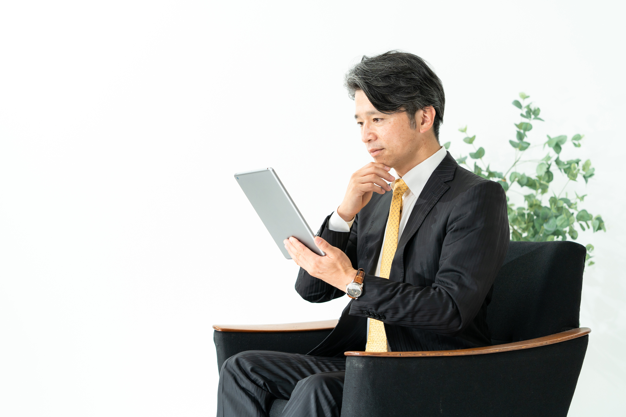 傷病手当金の支給期間を確認する男性