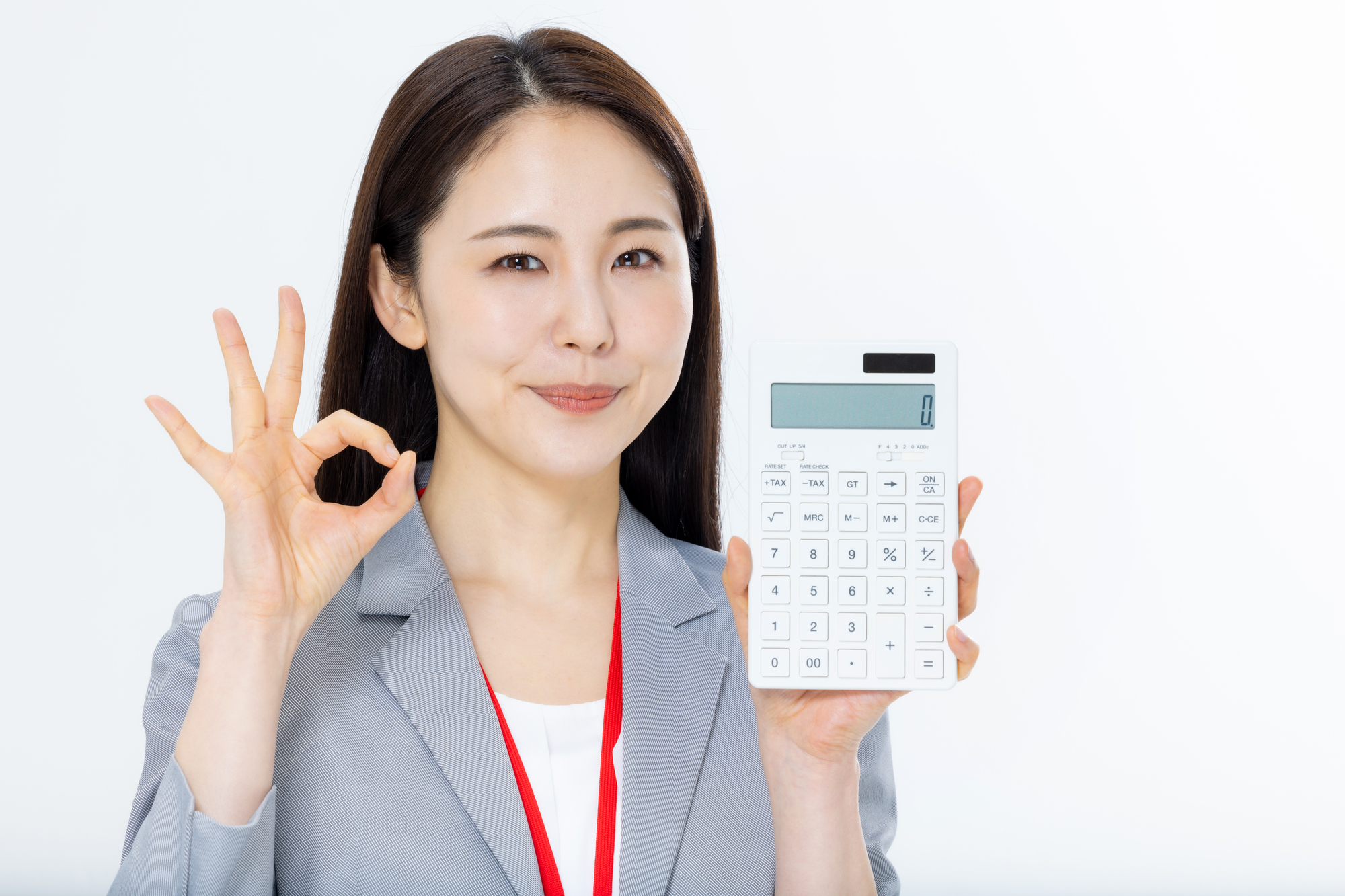 失業手当の受給額を計算する女性