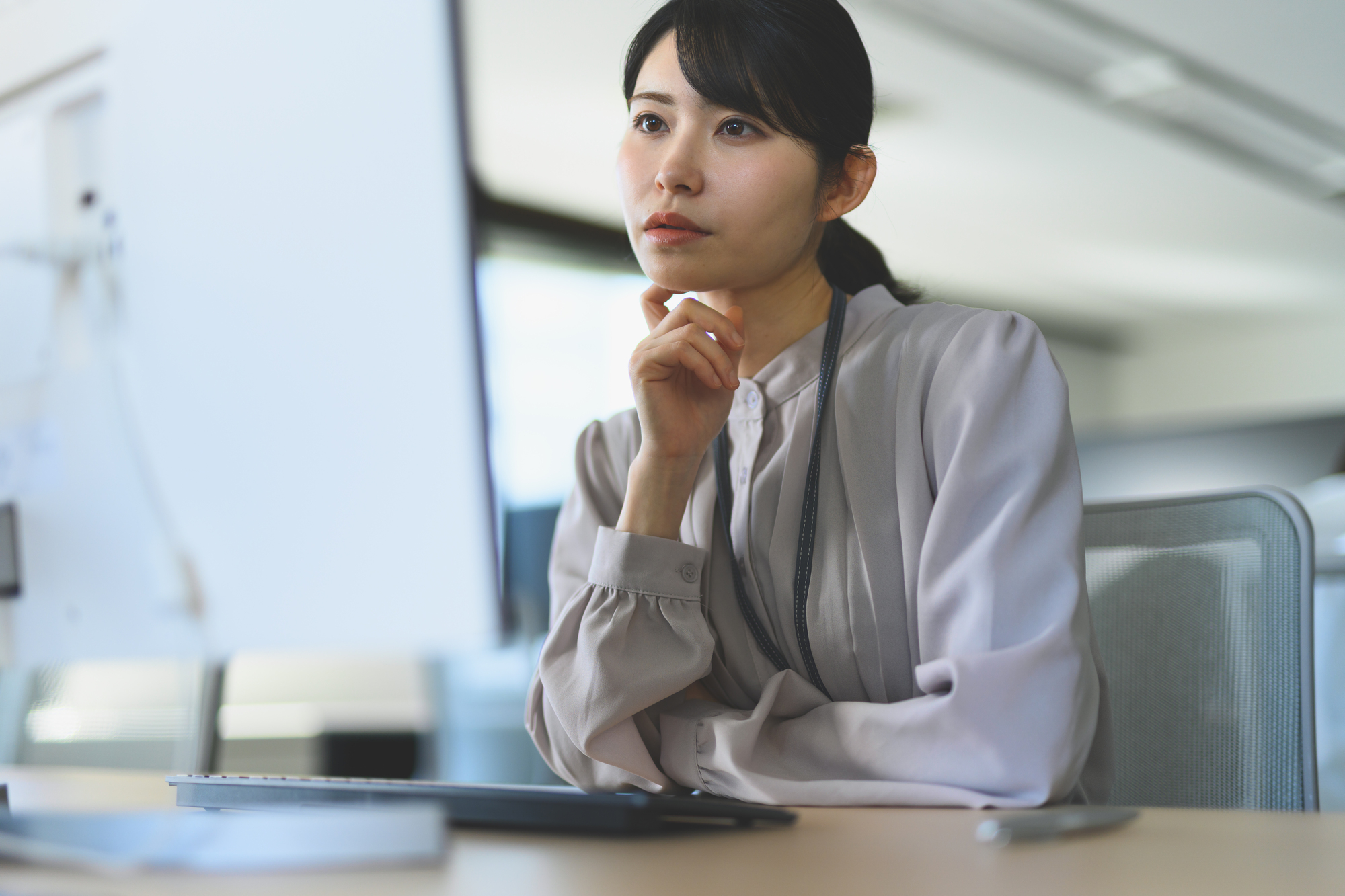 失業保険代わりとなる制度を探す公務員の女性