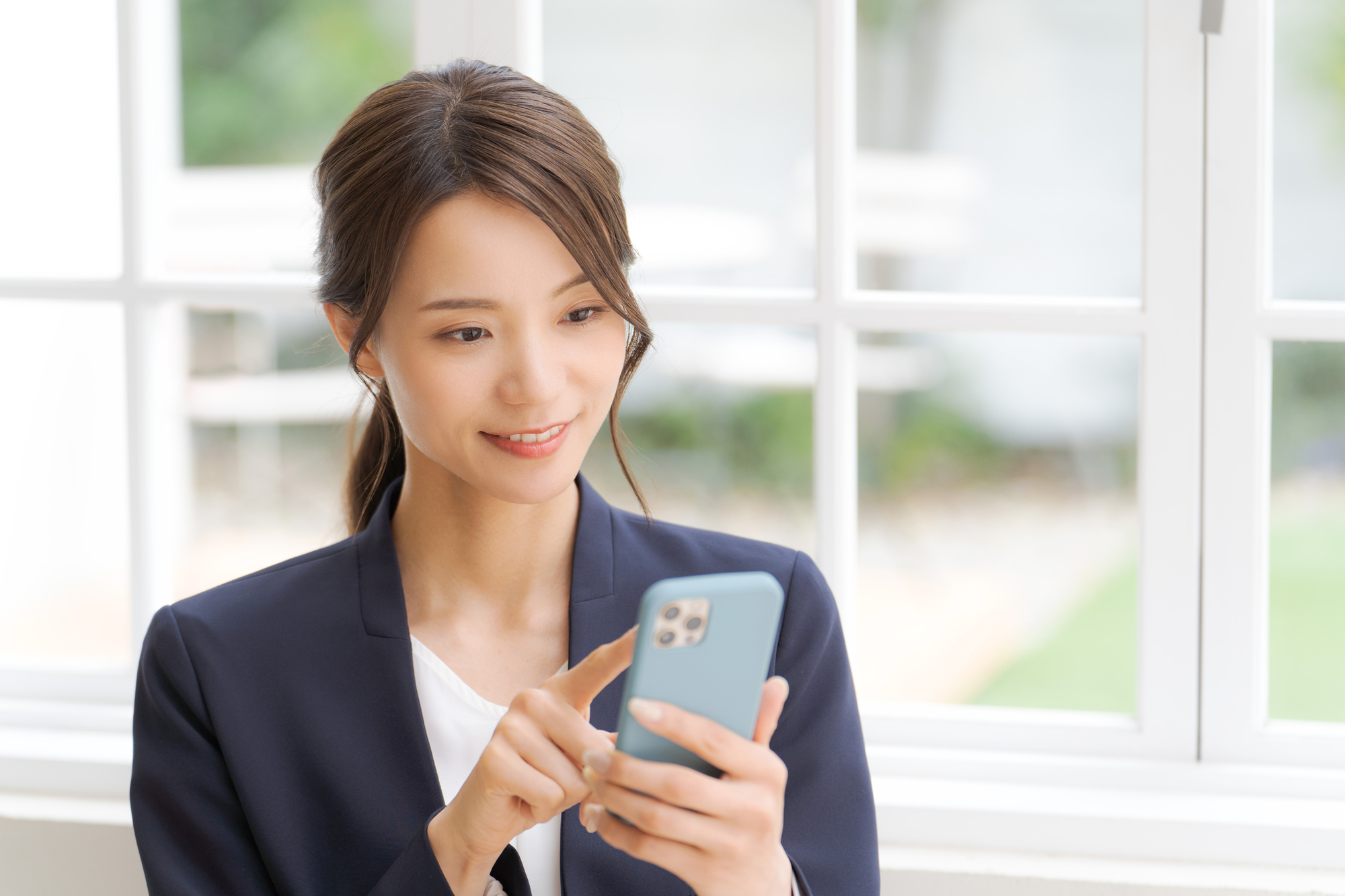 再就職手当について調べる女性