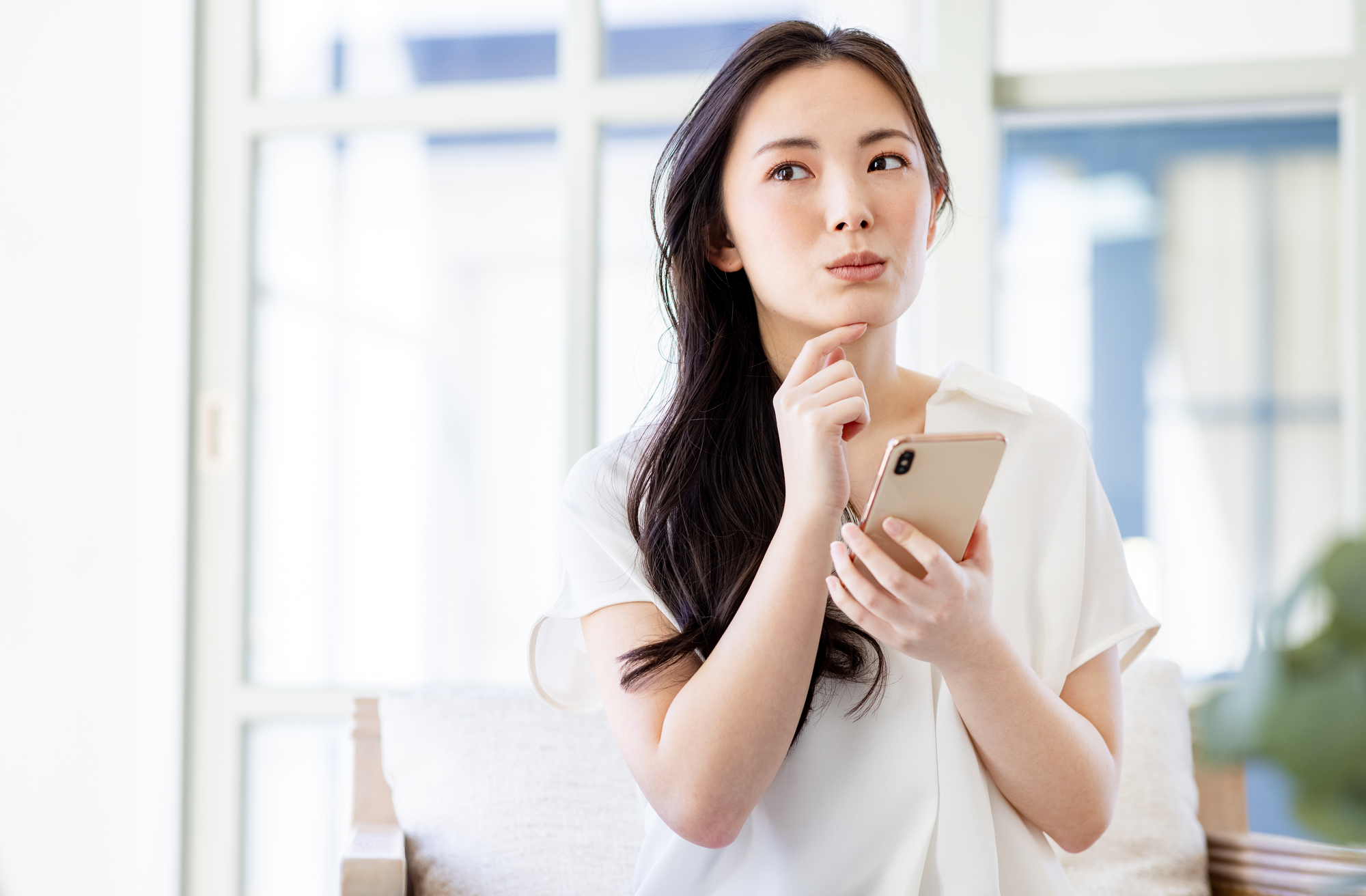 職業訓練受講給付金を受給する際の注意点を考える女性