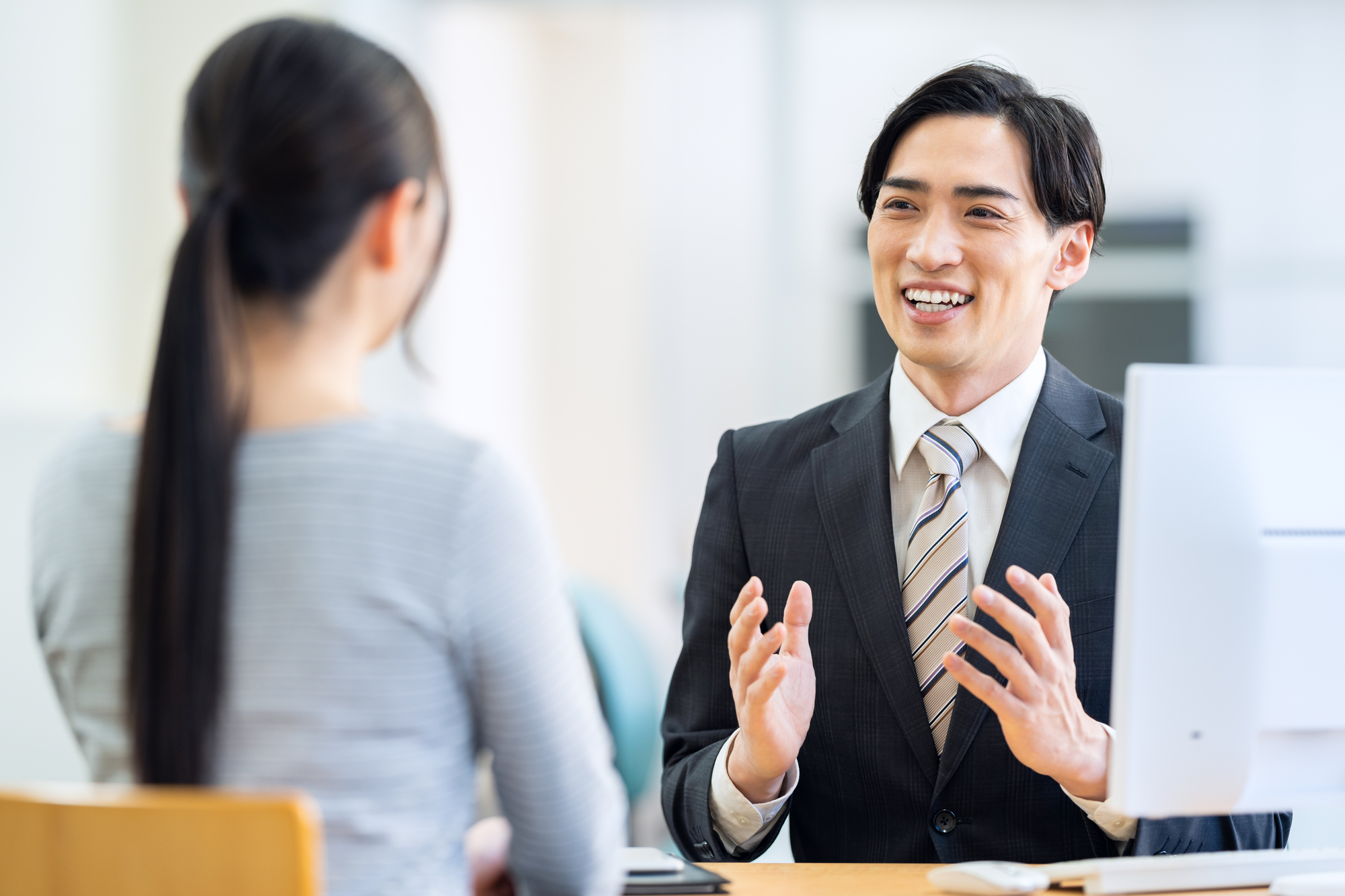 ハローワークの傷病手当について解説してくれる男性