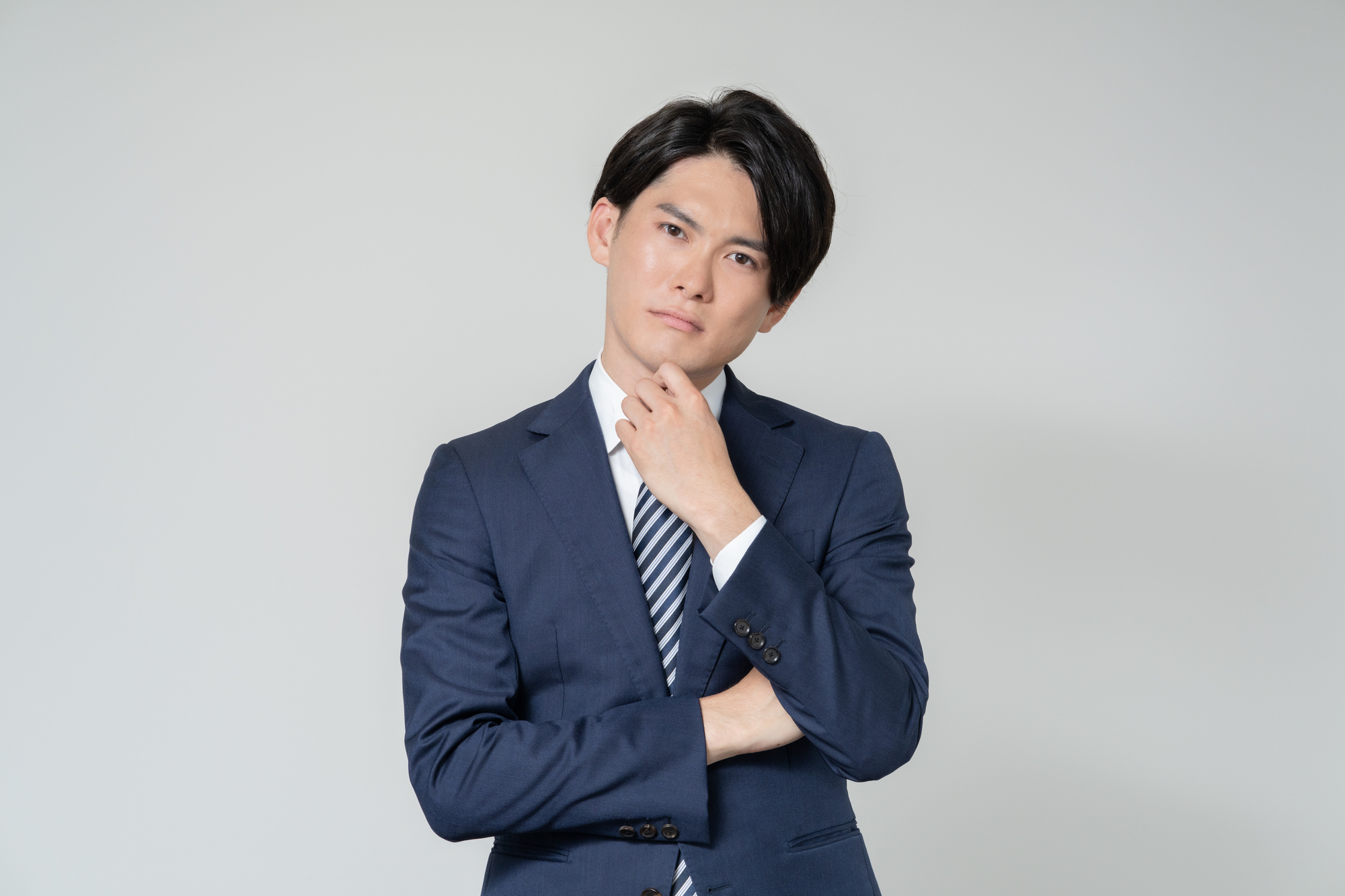 失業保険の待機期間とは？考える男性