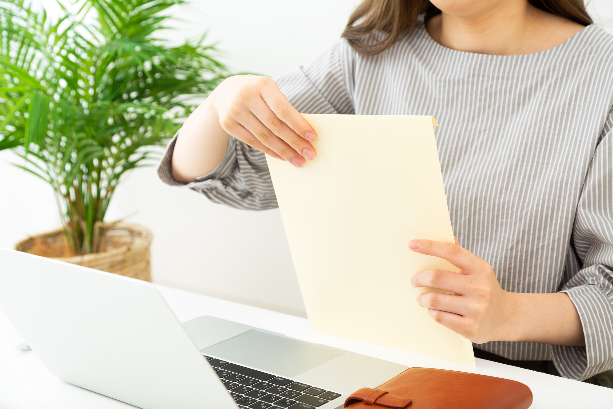 失業給付の延長解除に必要な書類を揃える女性