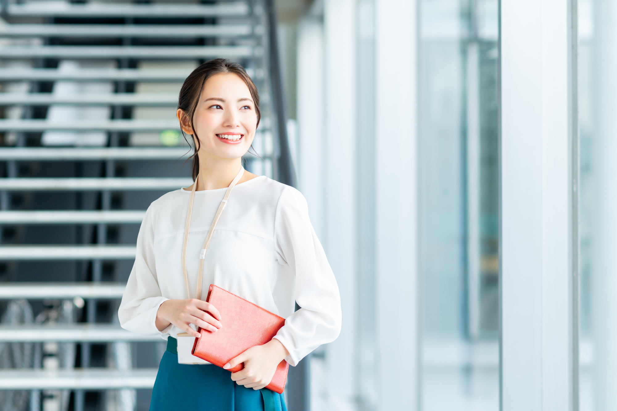 退職給付金(失業手当)の条件を考えている女性