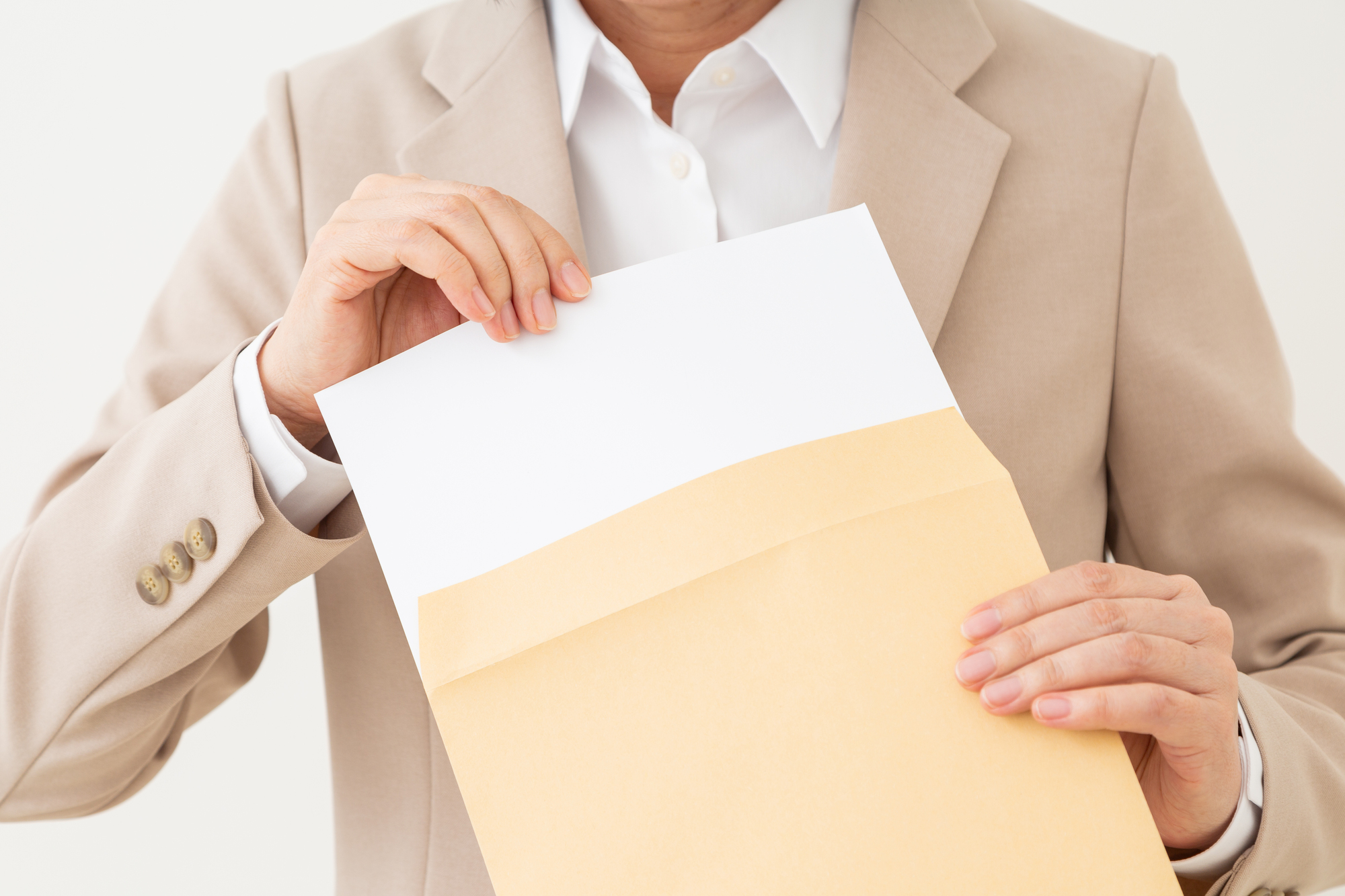 再就職手当の申請用紙を準備する男性