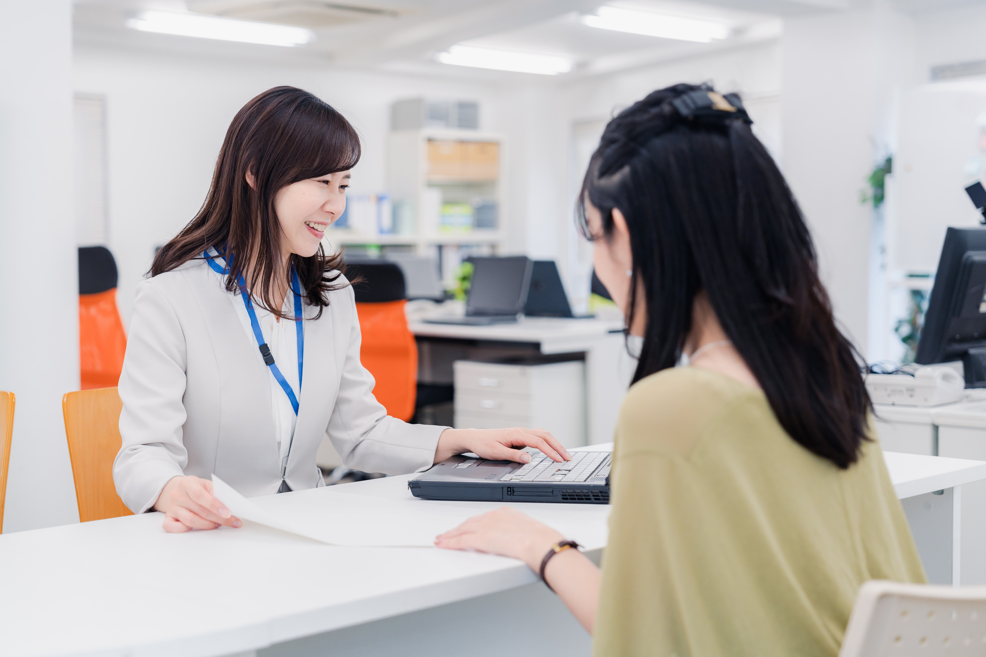 失業手当を受け取る流れについて手続きをする女性