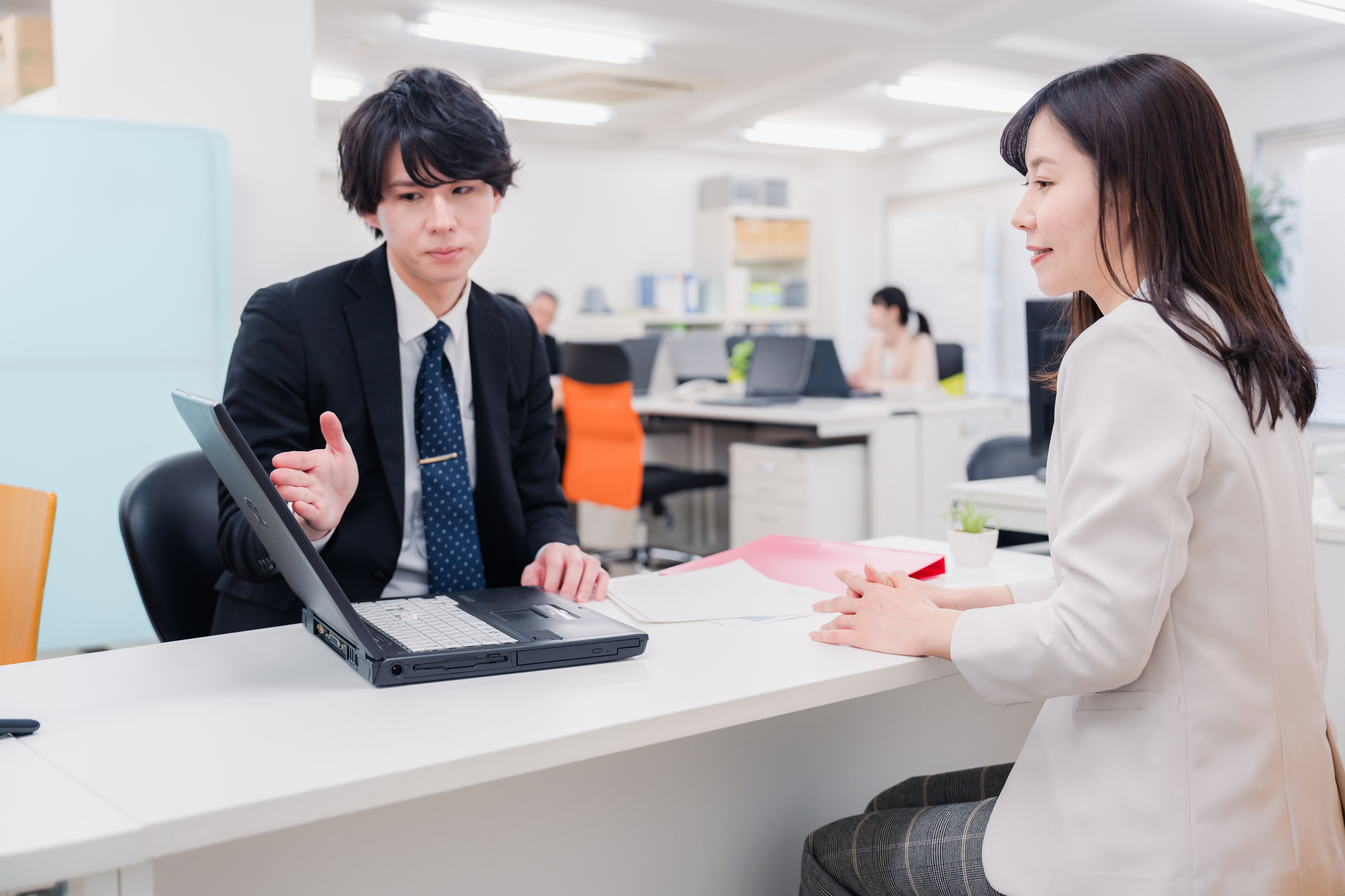 窓口で社会保険給付金について説明している様子