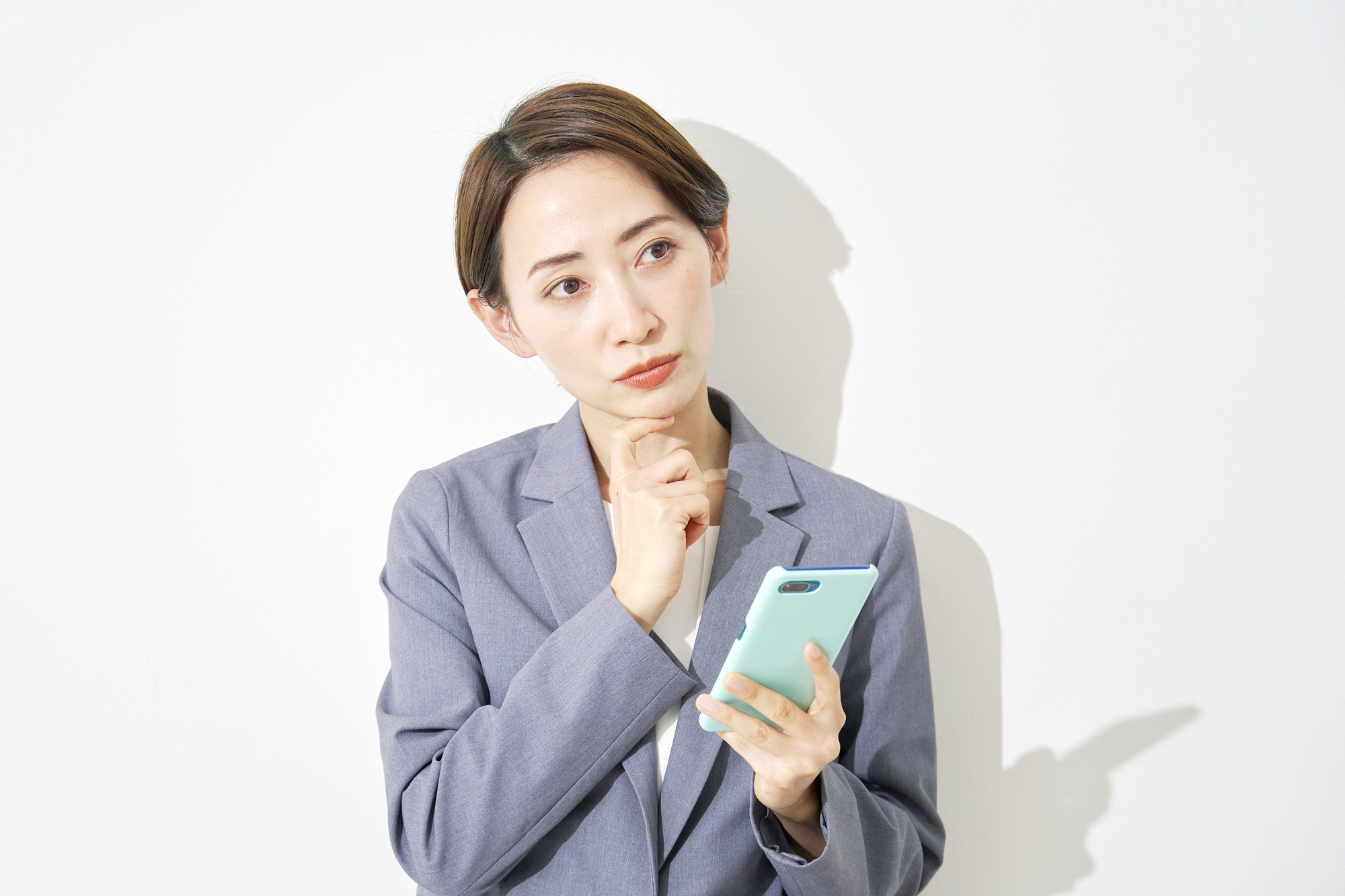 雇用保険(失業保険)を使わなかった場合のメリットを考える女性