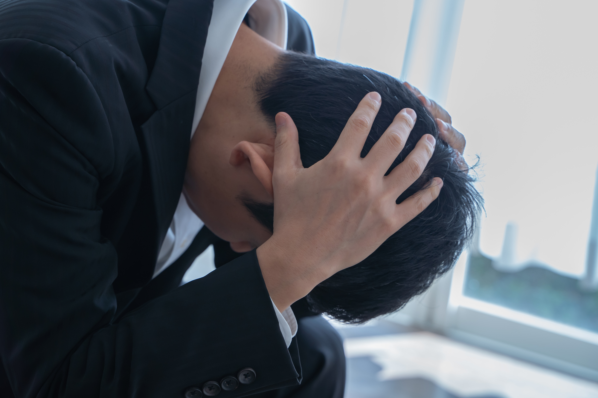 うつ病で退職しても失業保険はもらえる?頭を抱える男性