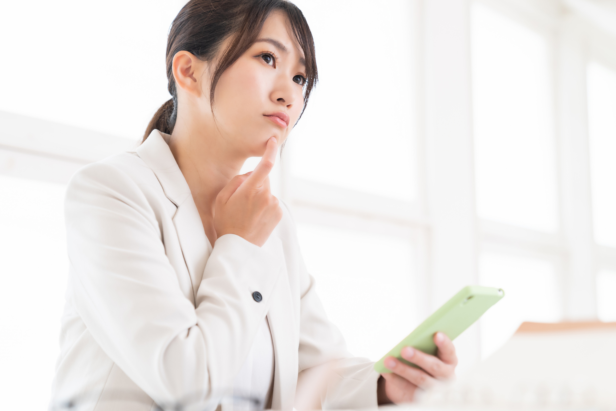 失業保険を一度もらうとどうなるか考える女性