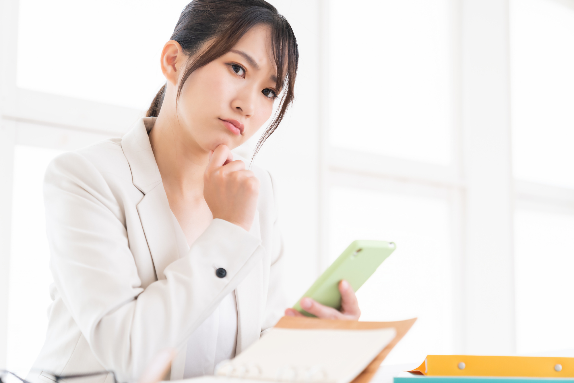 雇用保険を使わなかった場合のメリット・デメリットとは?考える女性