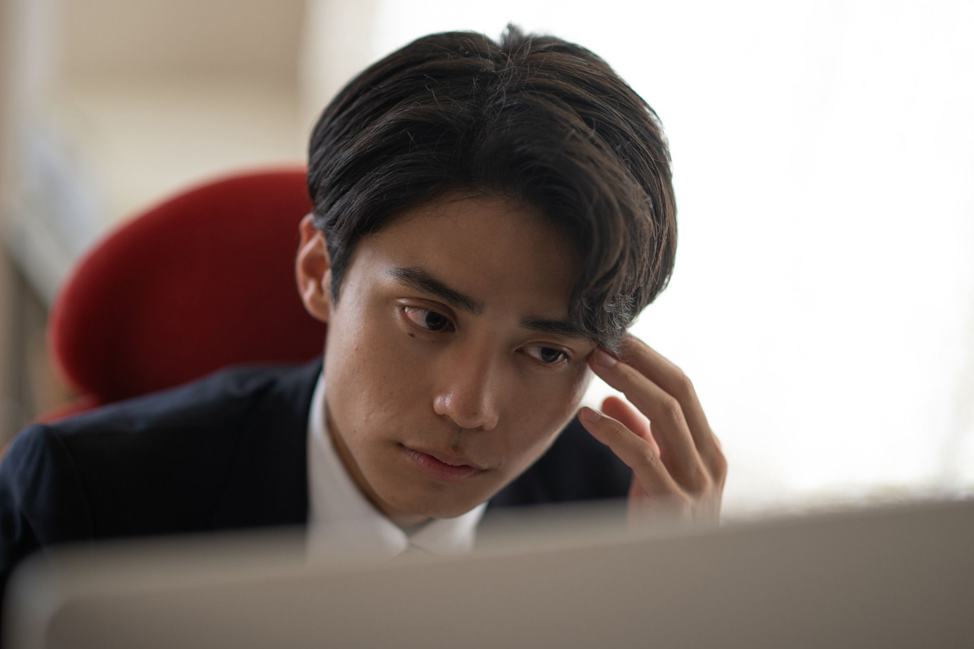 うつ病で退職したら失業保険はもらえる?悩む男性