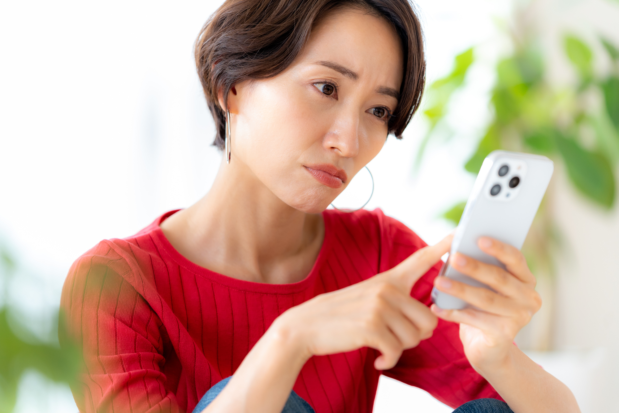 自力での失業保険申請に難しさを感じる女性