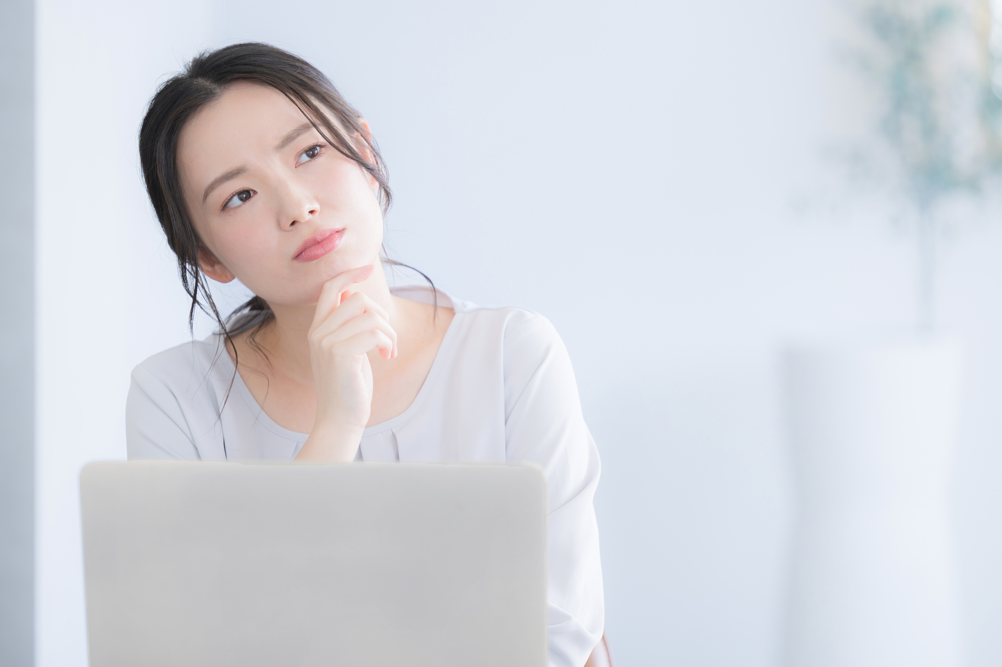 失業保険とは?考える女性