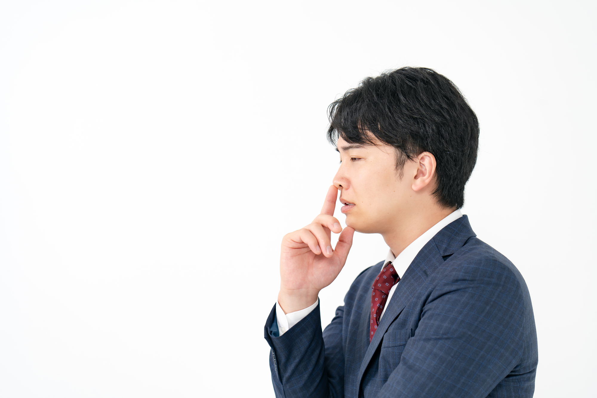 失業保険について考える男性