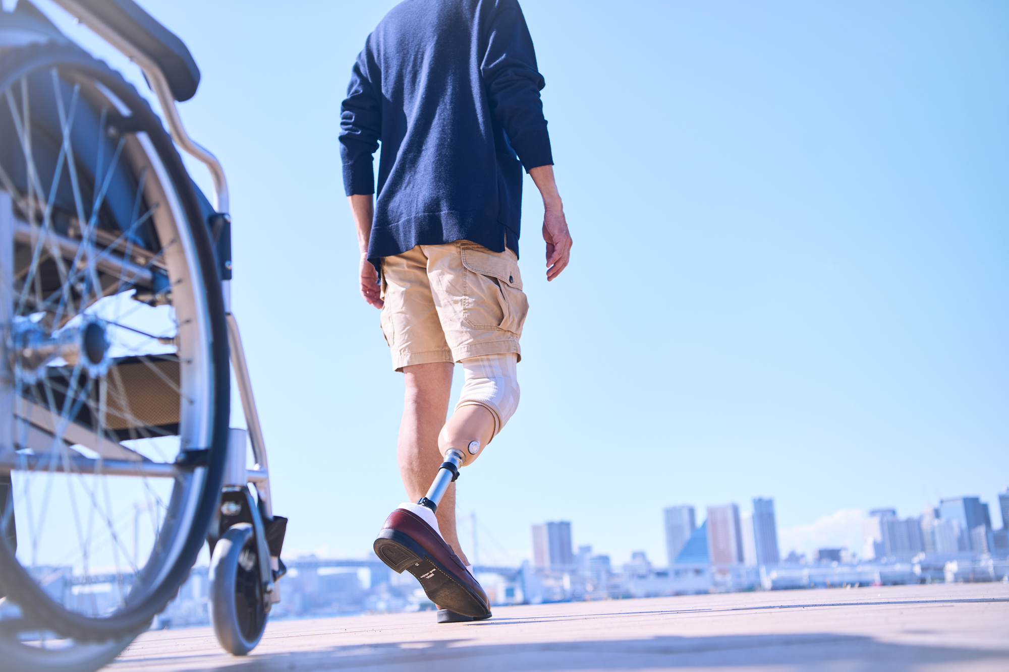 車椅子から立ち上がる男性