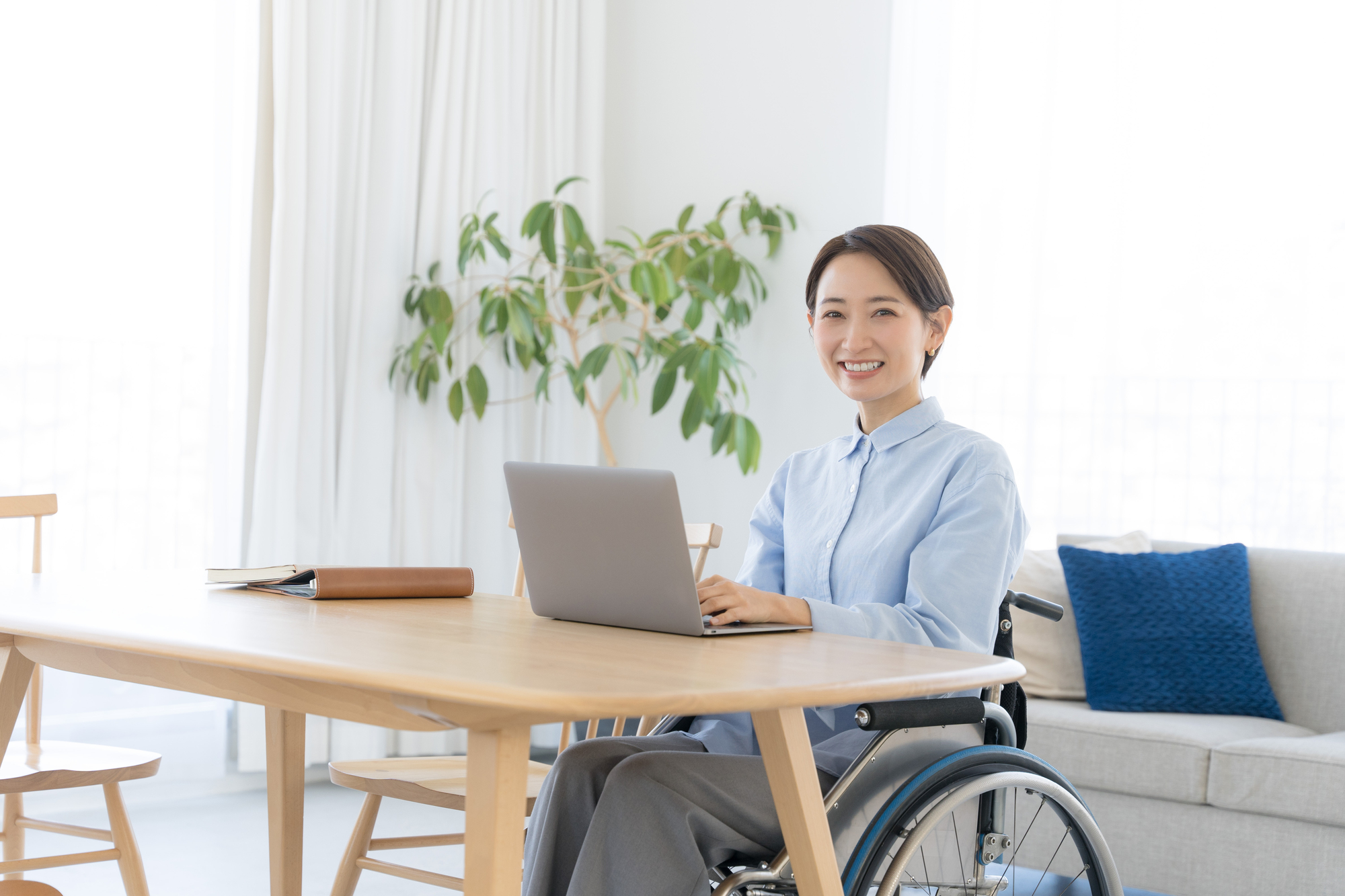 雇用保険の受給について調べる車椅子の女性