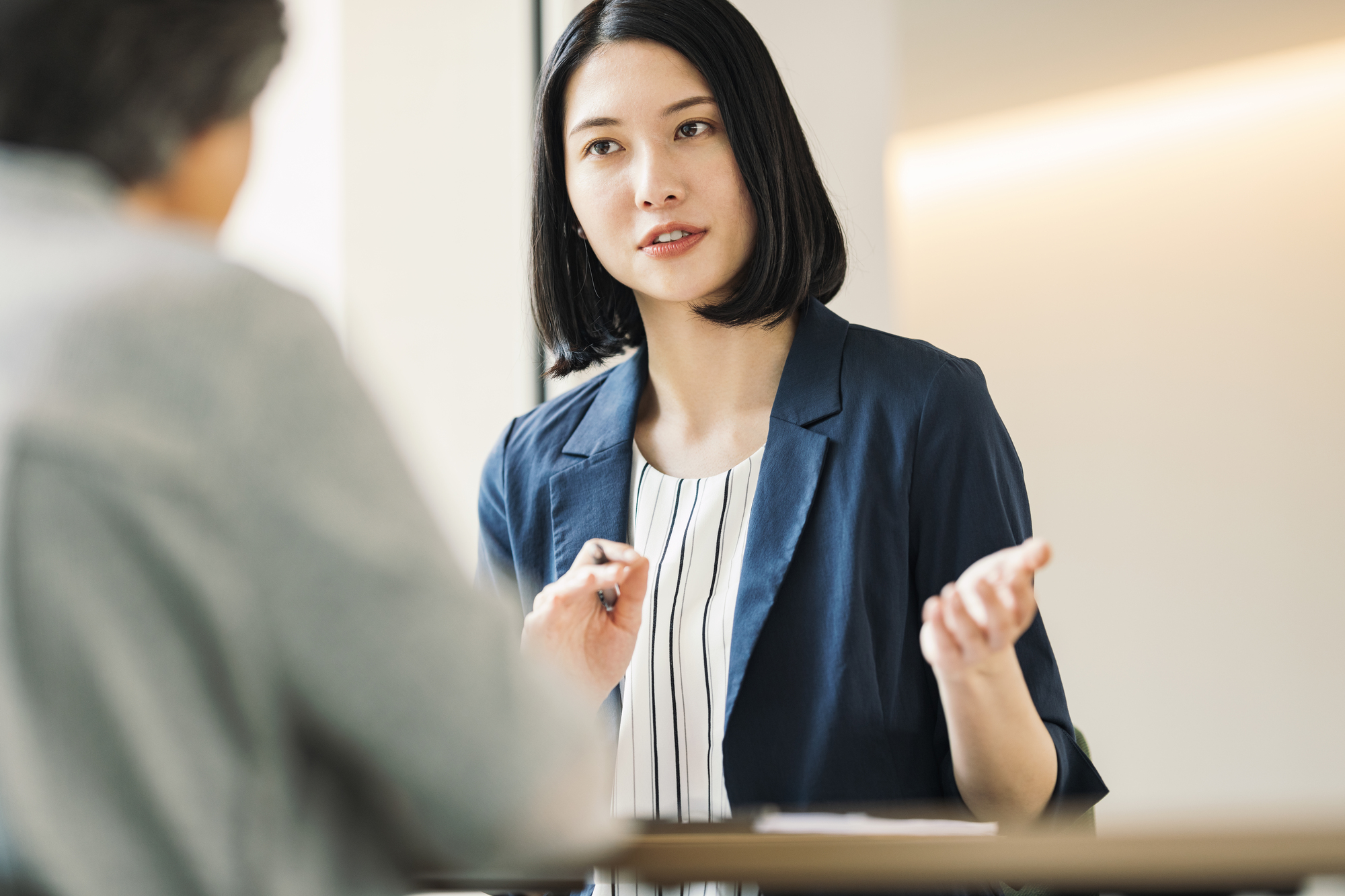 ストレスによる体調不良で退職したときの支援制度を解説する女性