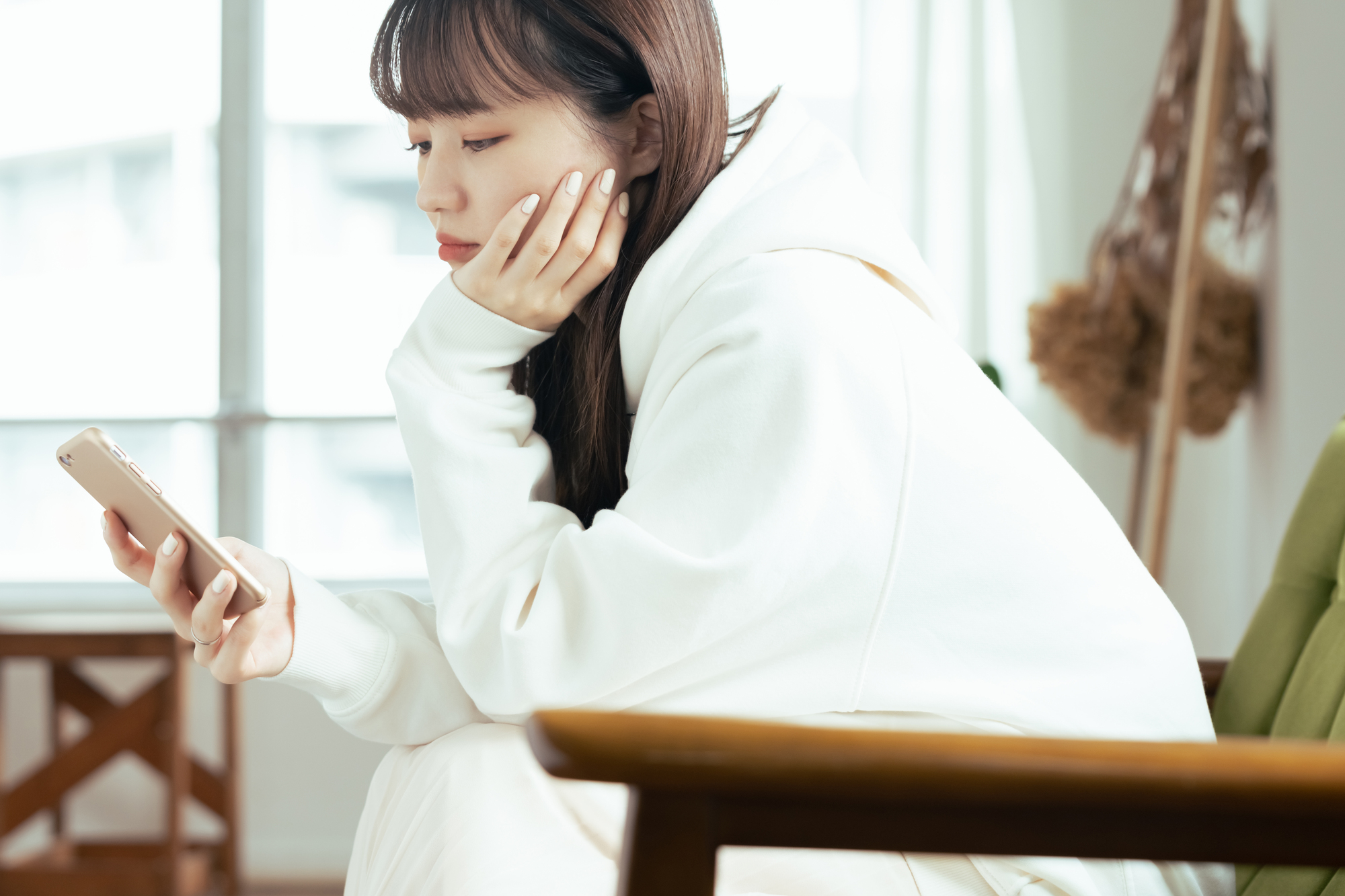 自己都合退職でも失業保険はもらえるか調べる女性