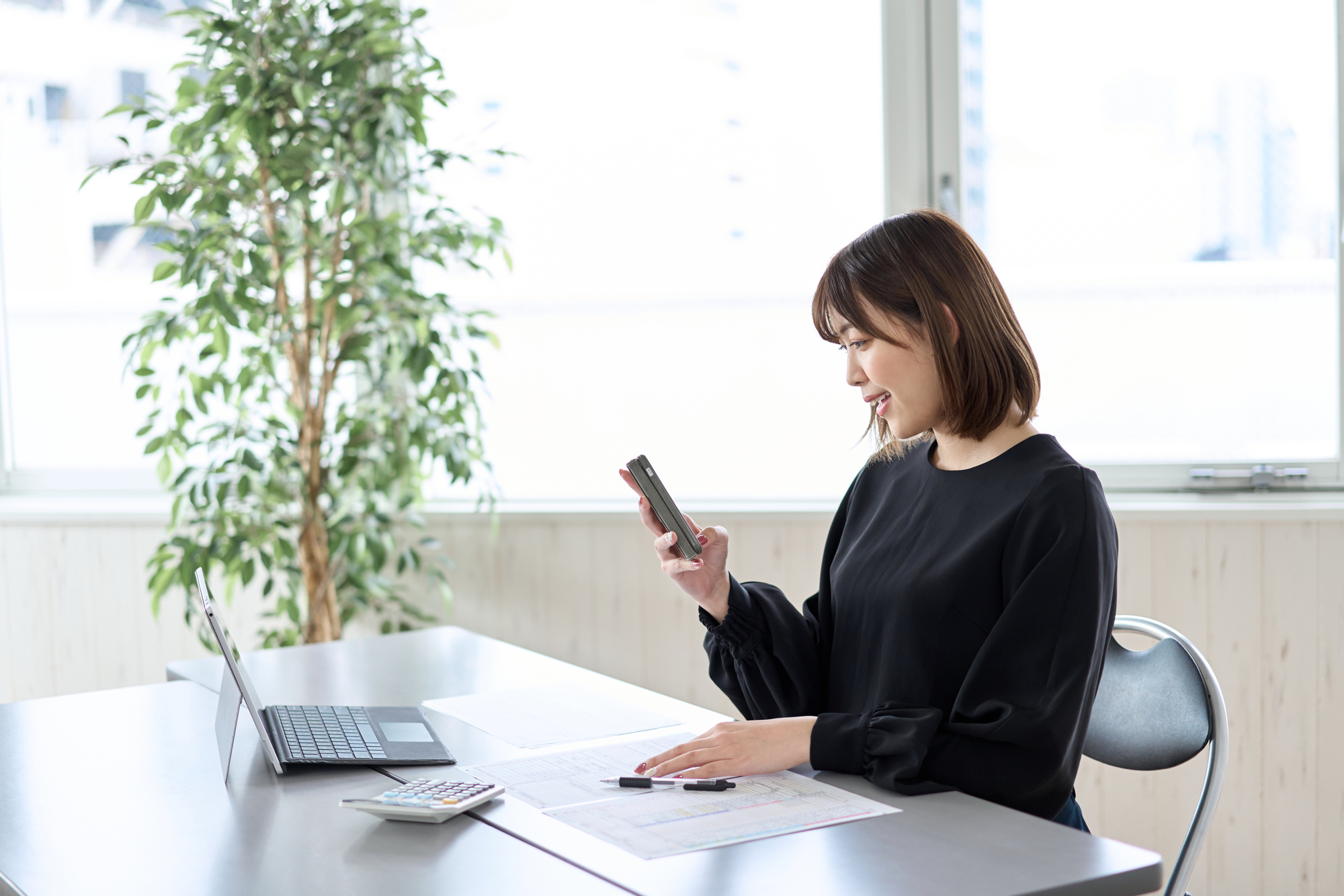 失業保険について調べる女性