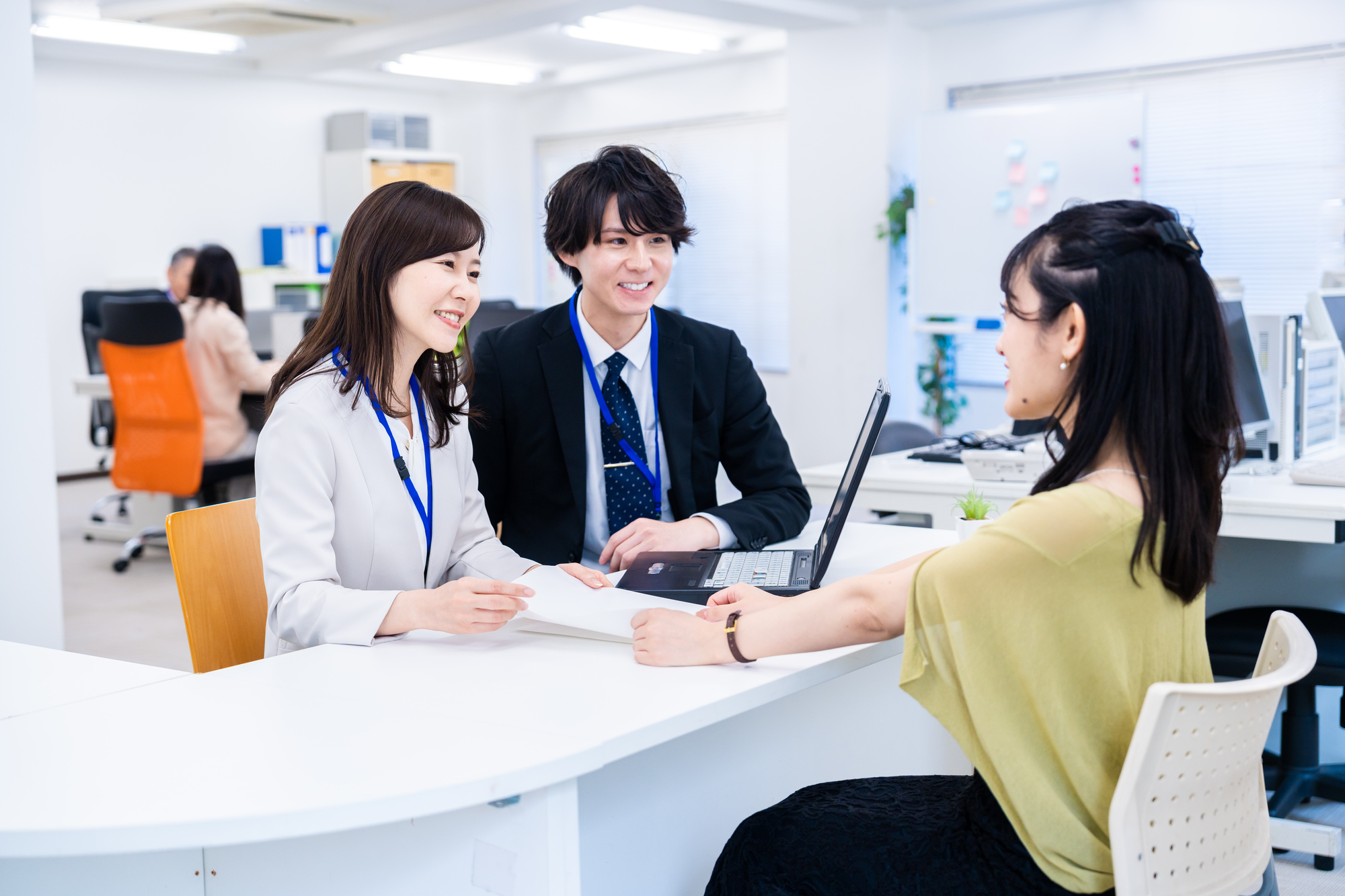 失業保険の申請について説明を受けている様子