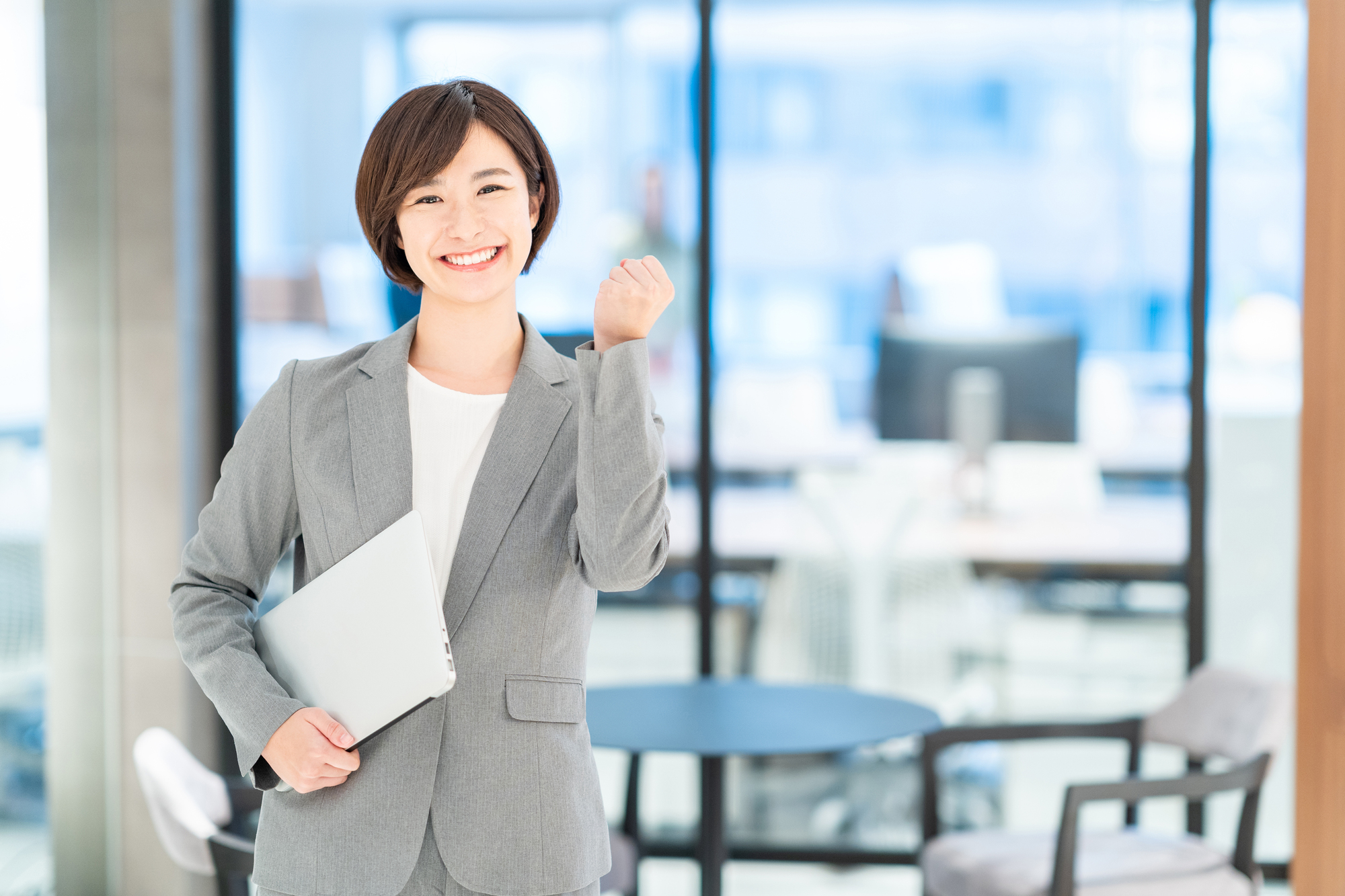 派遣社員が失業保険を受給できる条件 笑顔の女性