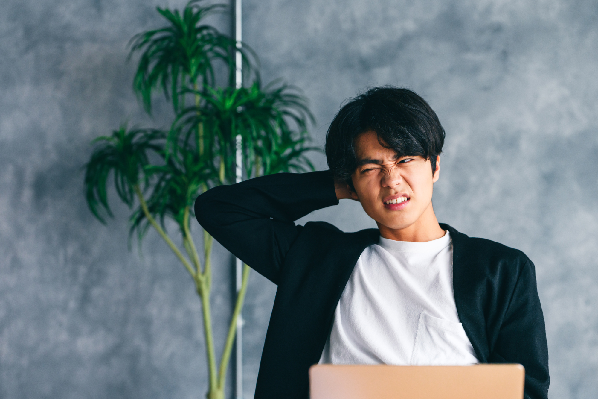 傷病手当金から失業保険に切り替える際の注意点に気づく男性