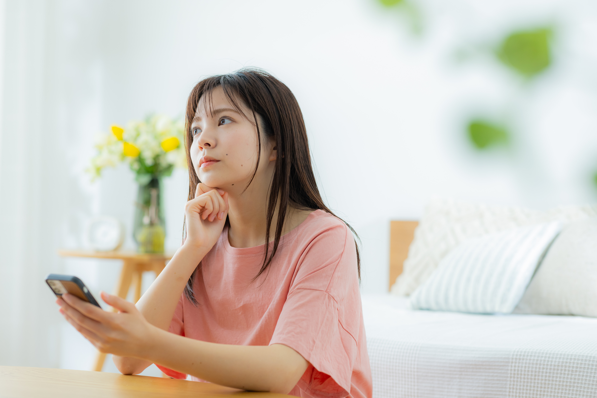 失業保険をもらうデメリットについて考える女性