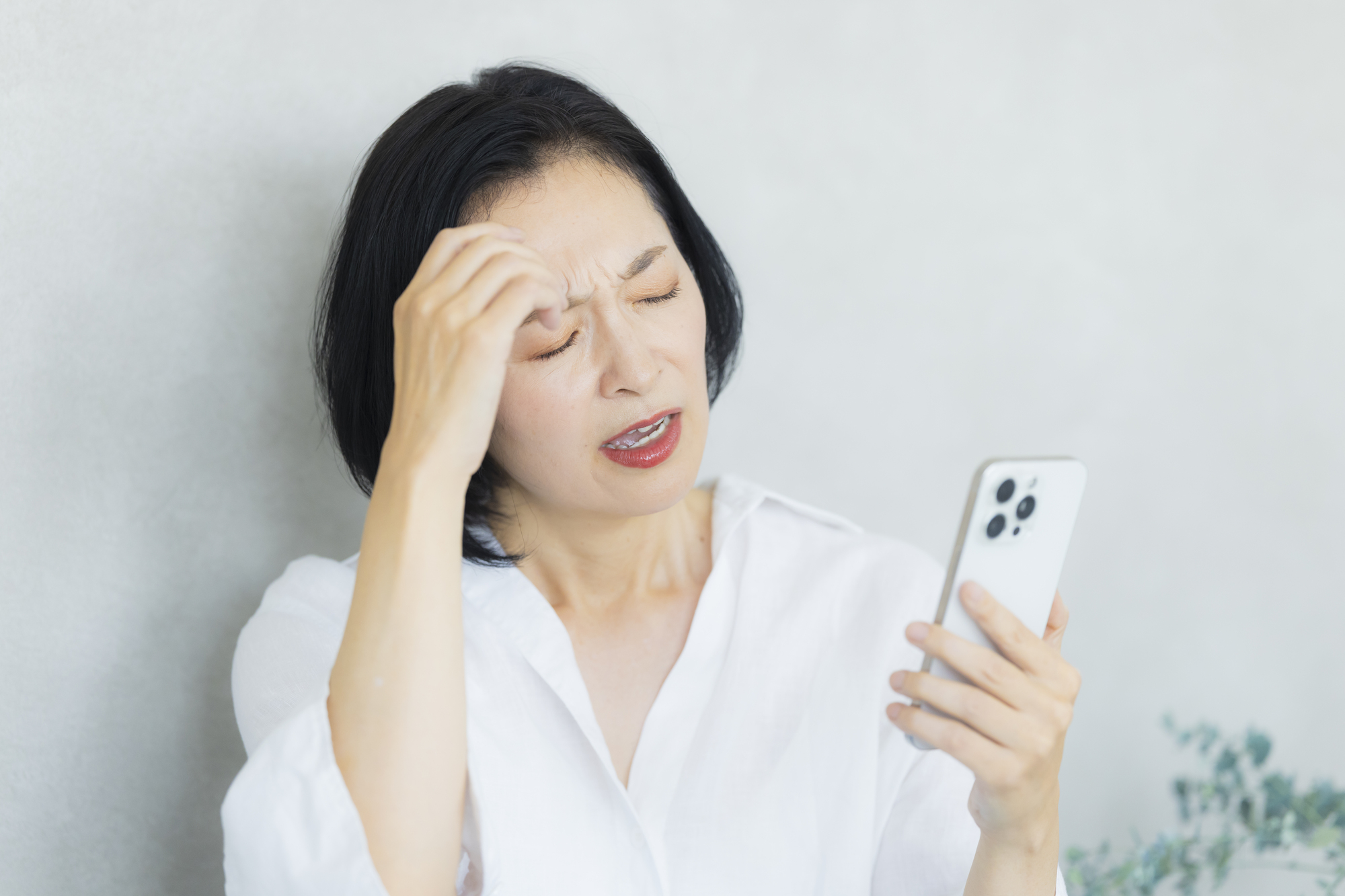 給付金の注意点を確認する女性