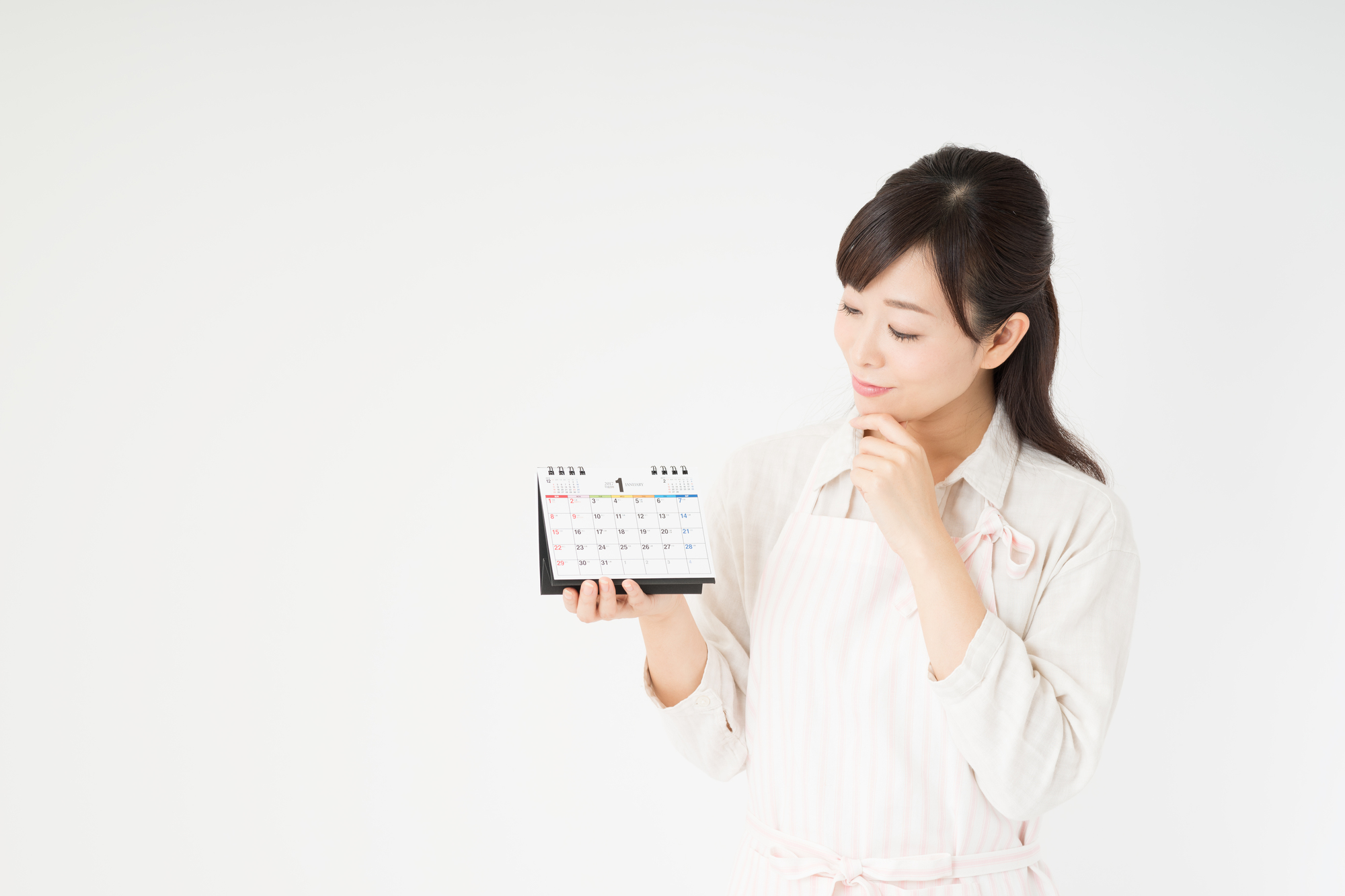 失業保険受給にあたって働いた期間を確認する女性