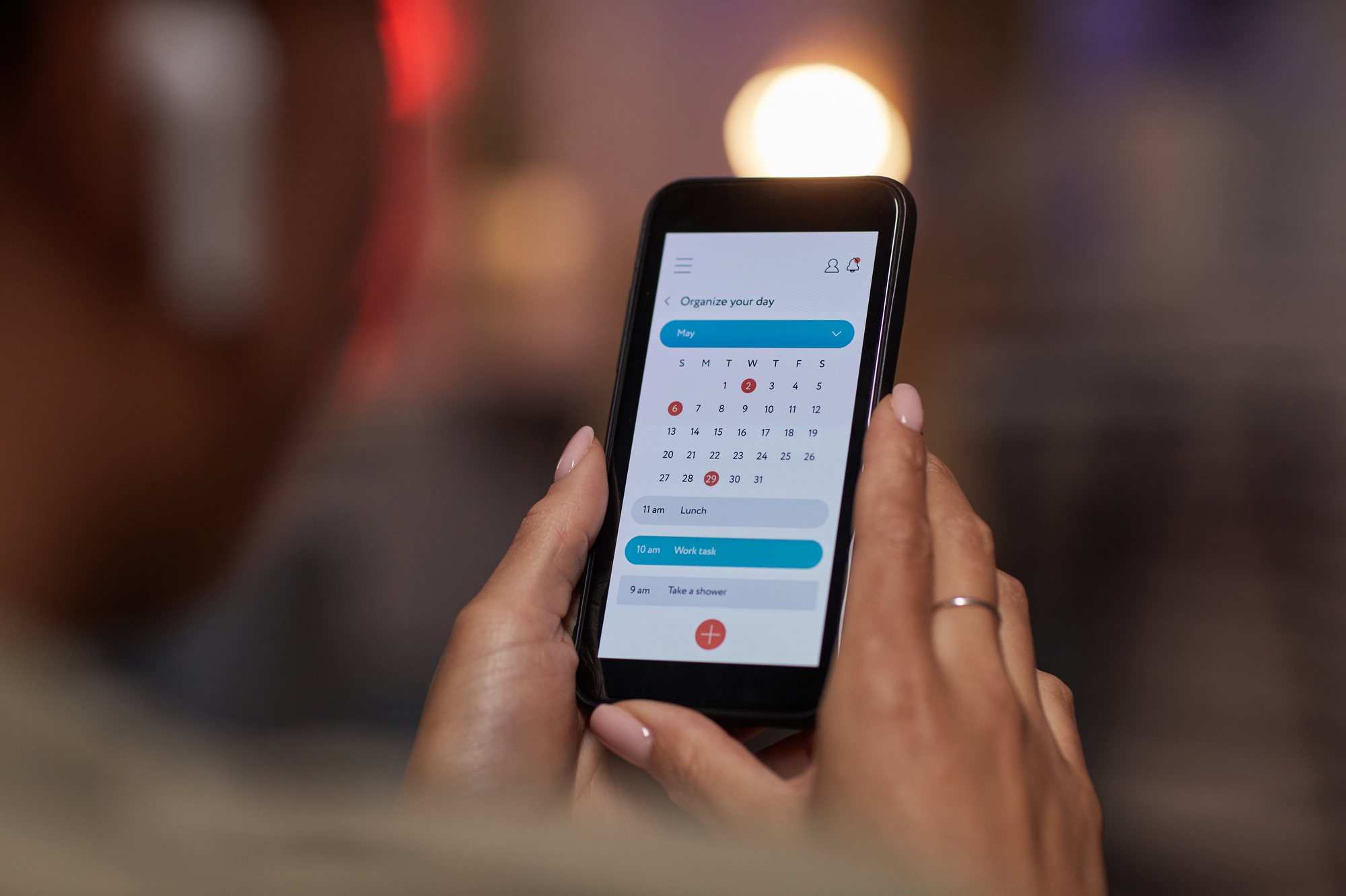 失業保険の期限をスマートフォンのカレンダーで確認している様子
