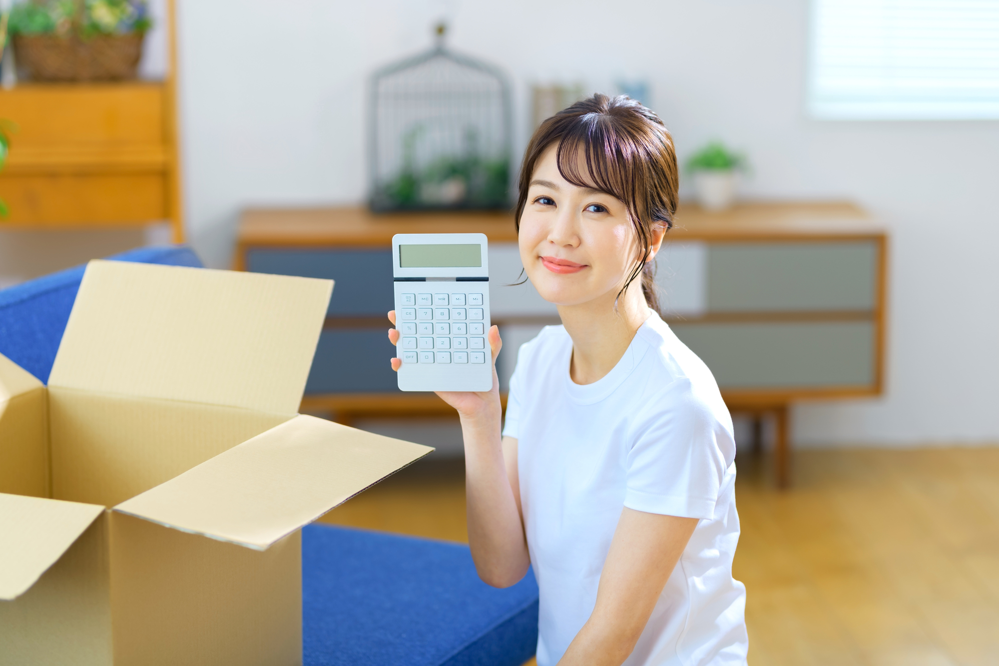 失業保険の移転費を計算する女性