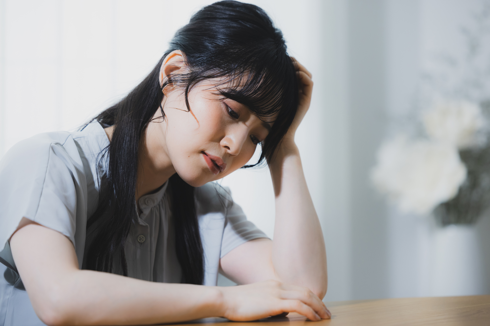 うつ病により1年未満での退職の失業保険について考える女性