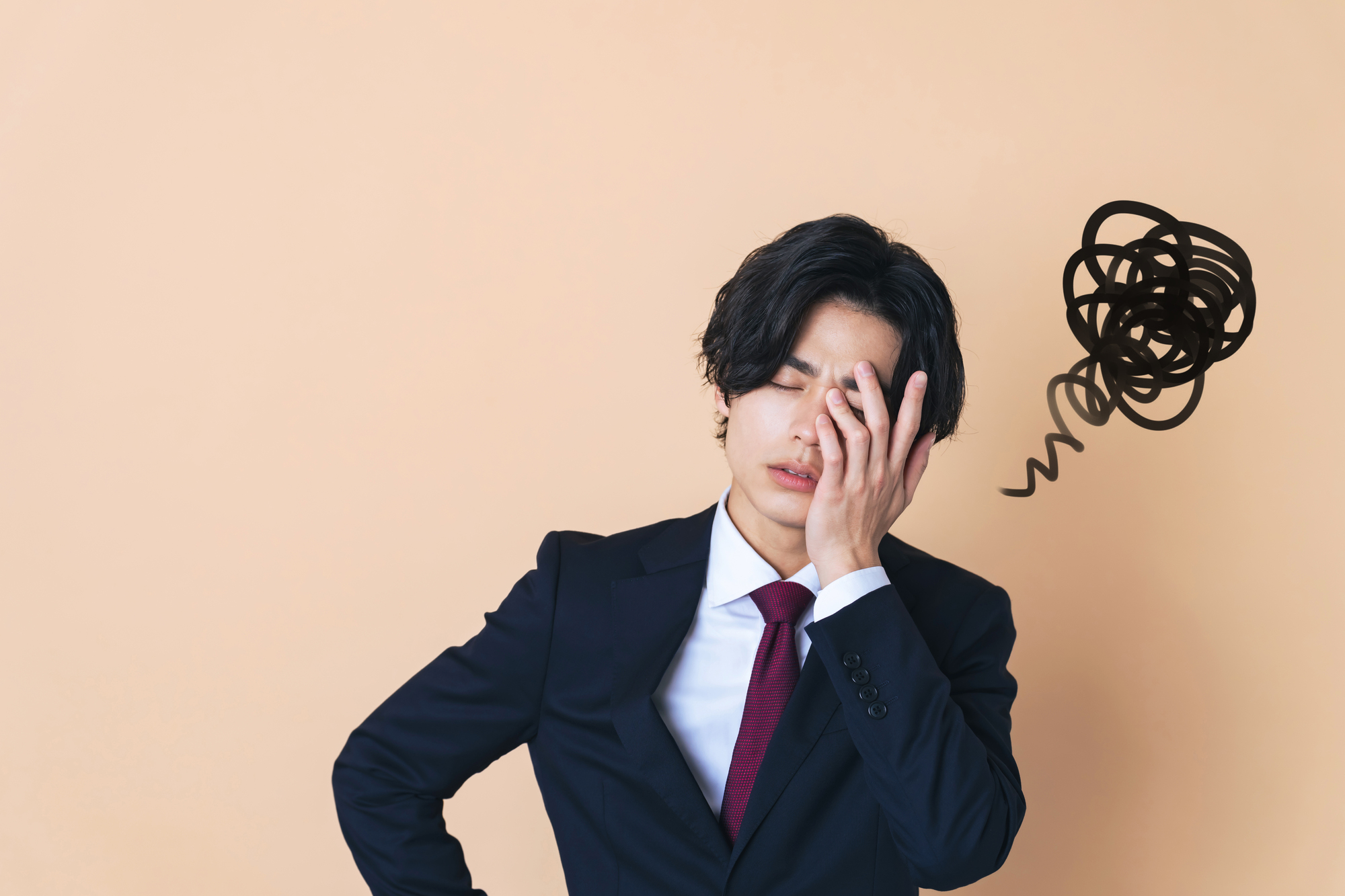 失業保険の初回支給額が少ないと悩む男性