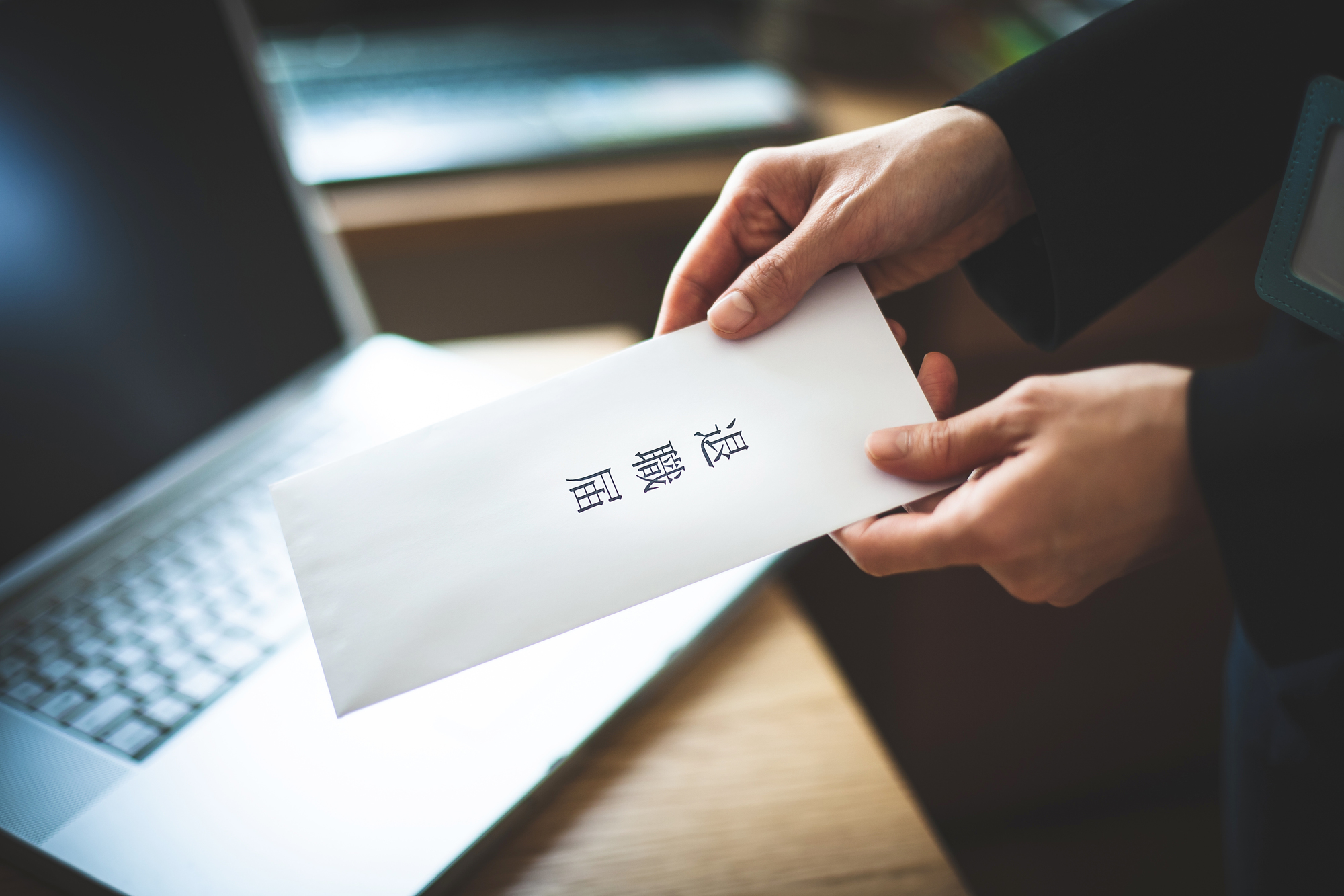 退職届を提出する様子