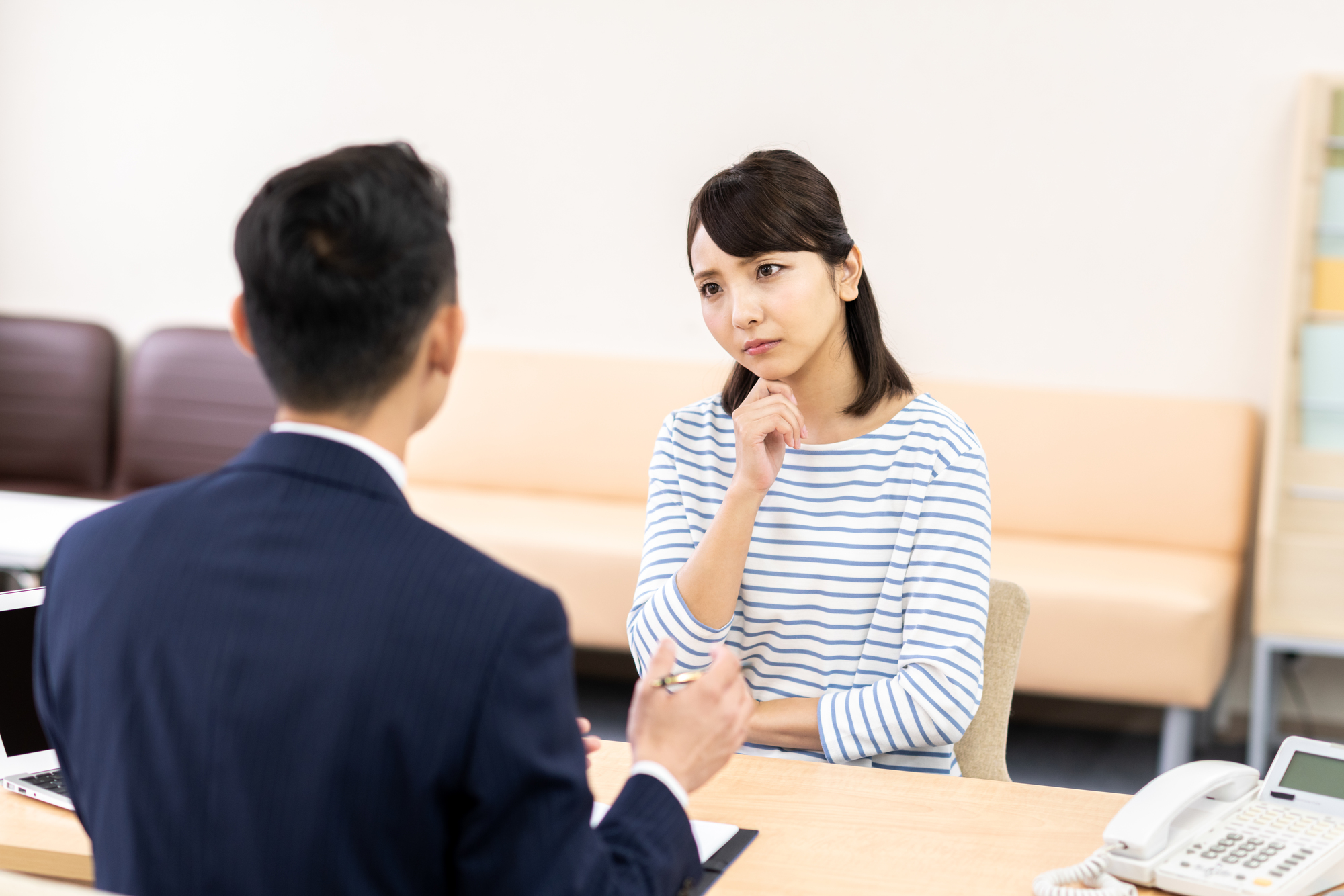 失業給付金の窓口に相談する様子