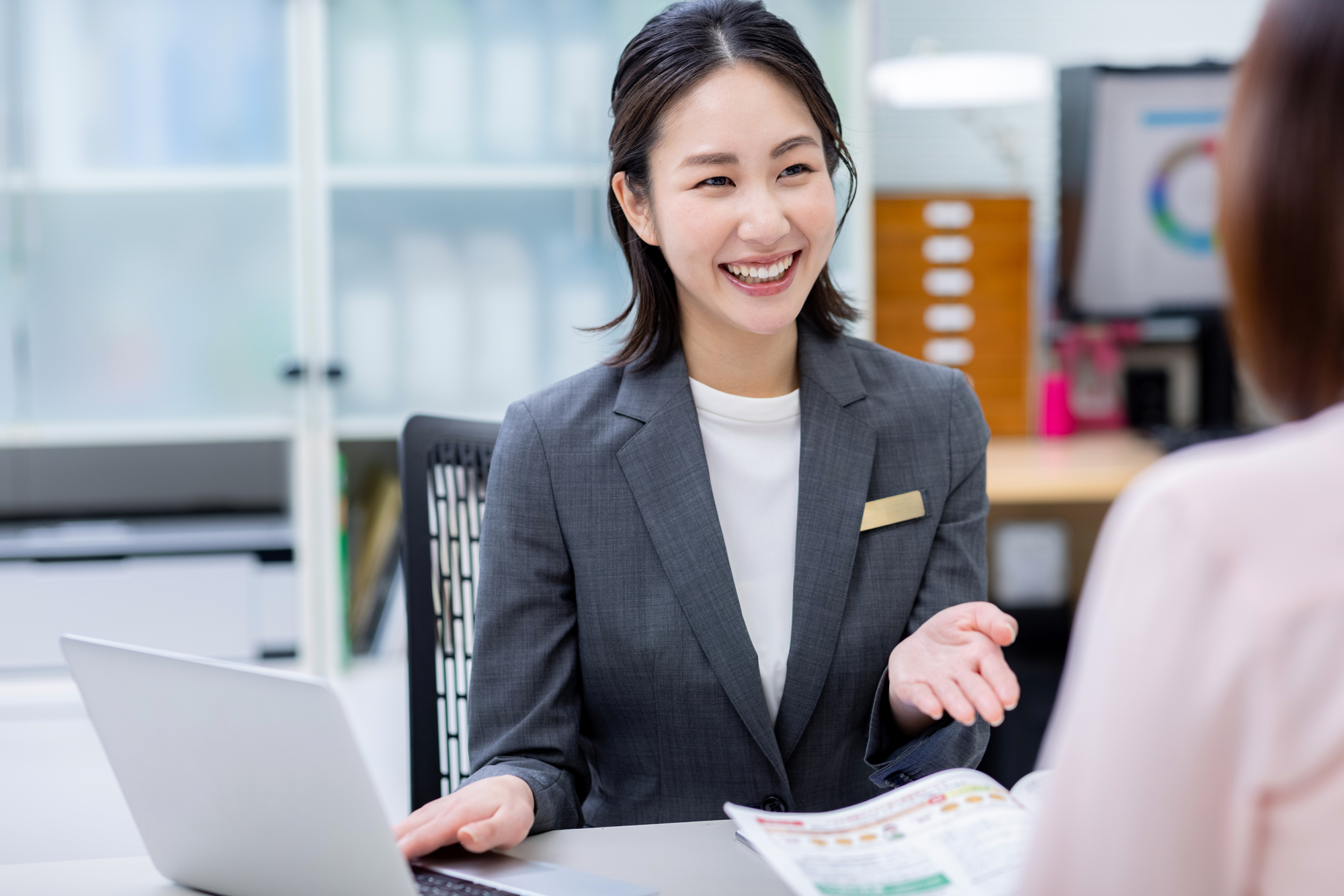 うつ病で退職した人への制度やサービスを案内している様子