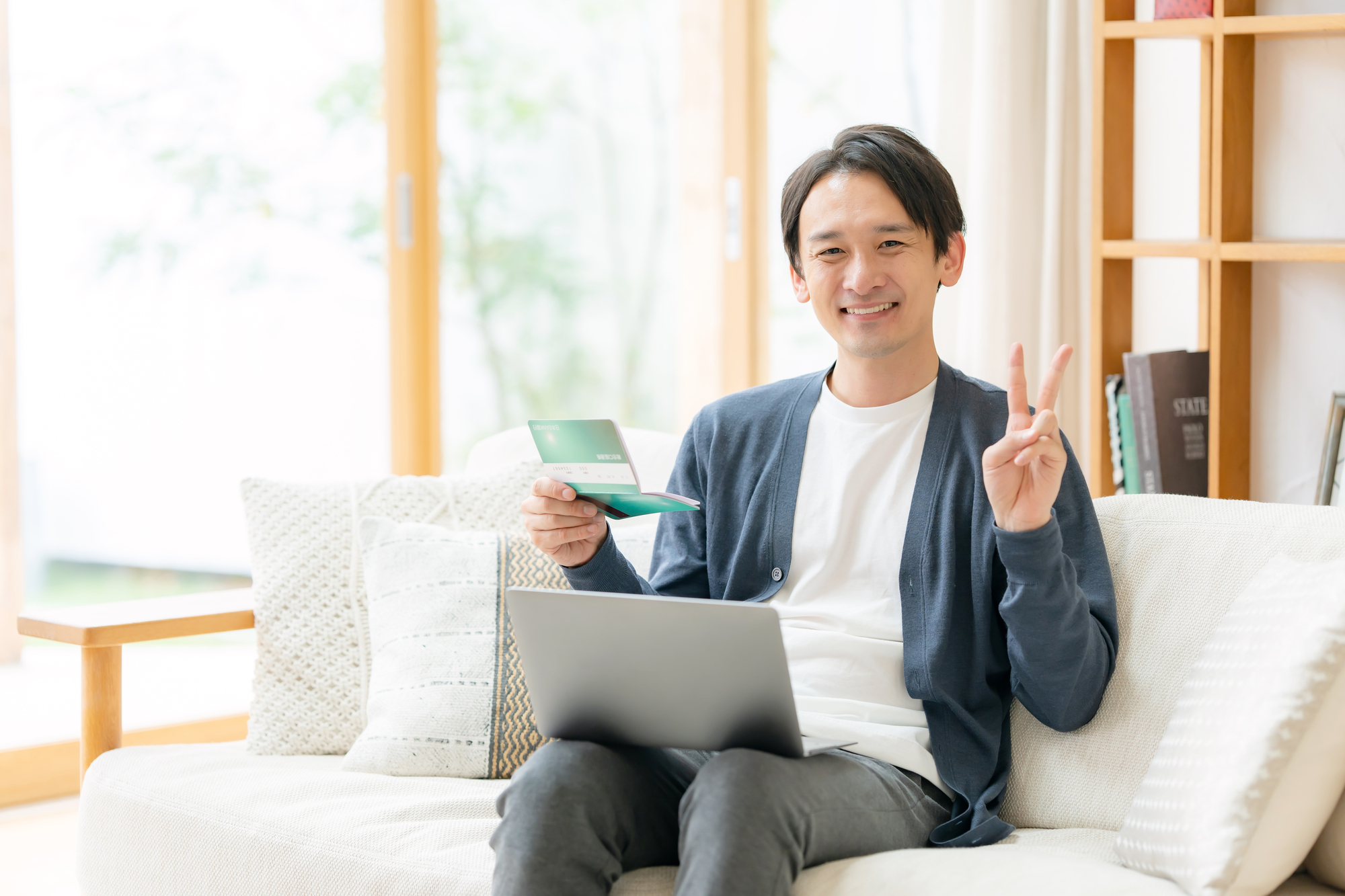 通帳を確認し笑顔の男性