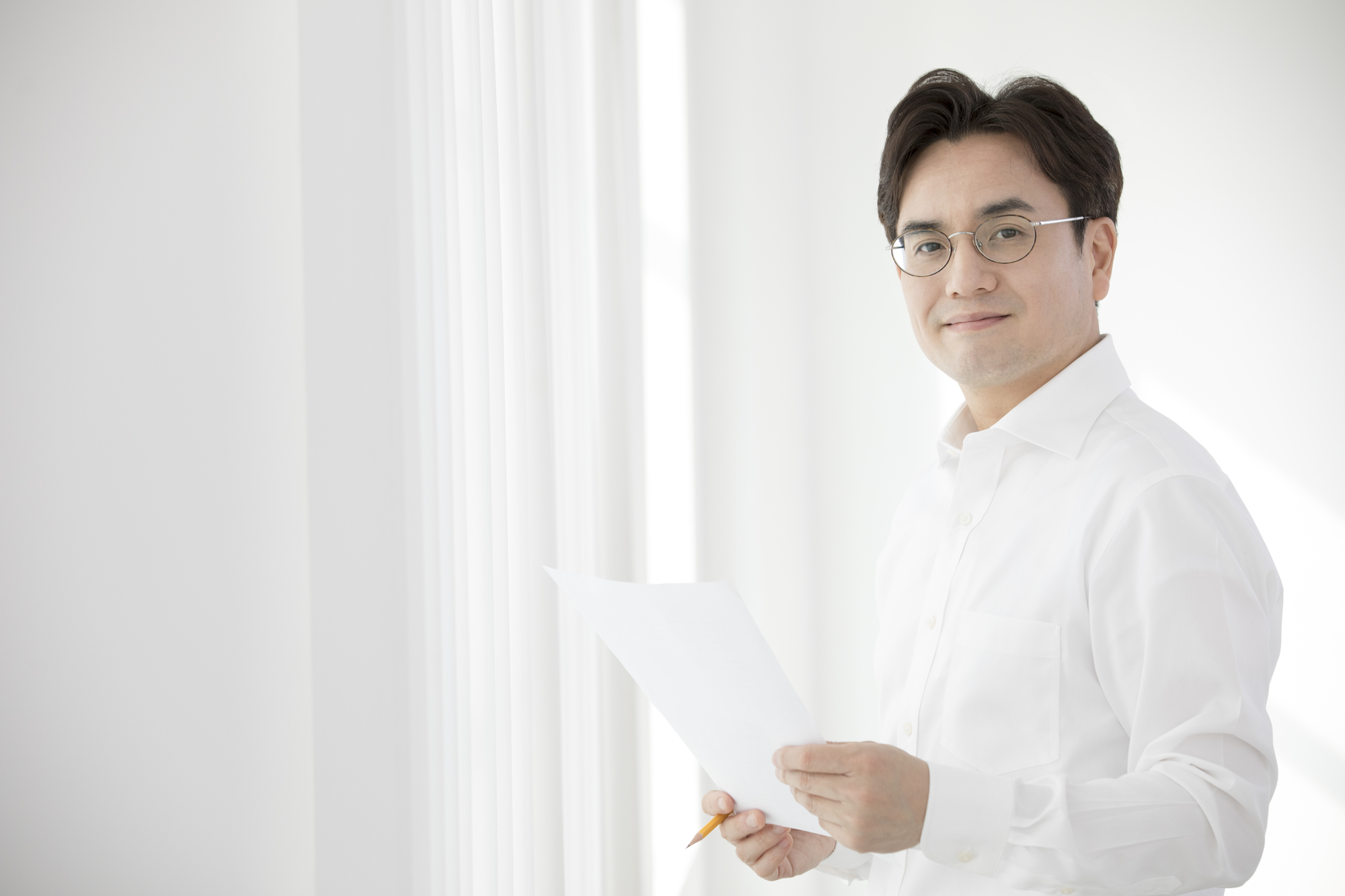 傷病手当金申請の準備をする男性