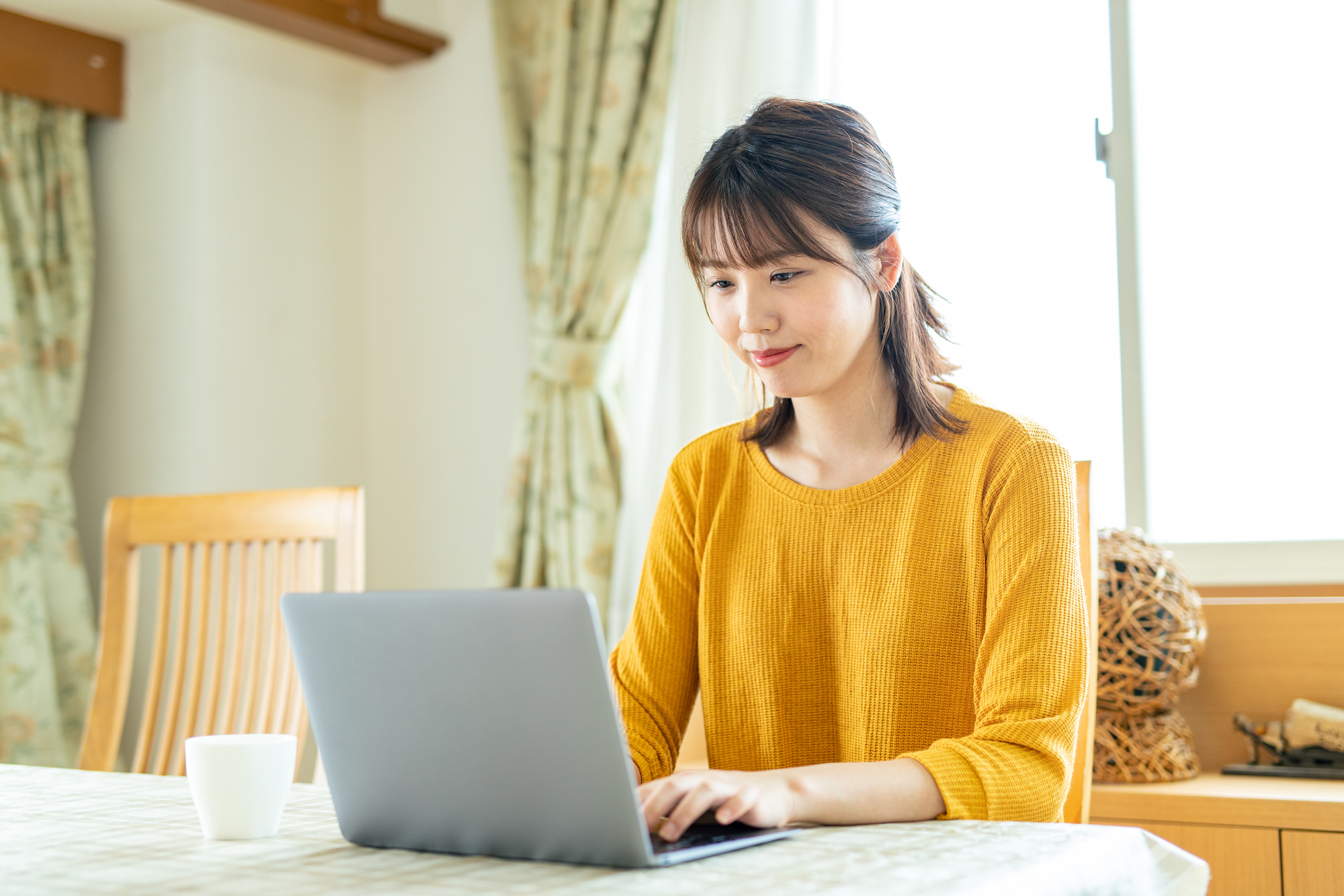 再就職手当の申請手順を調べる女性