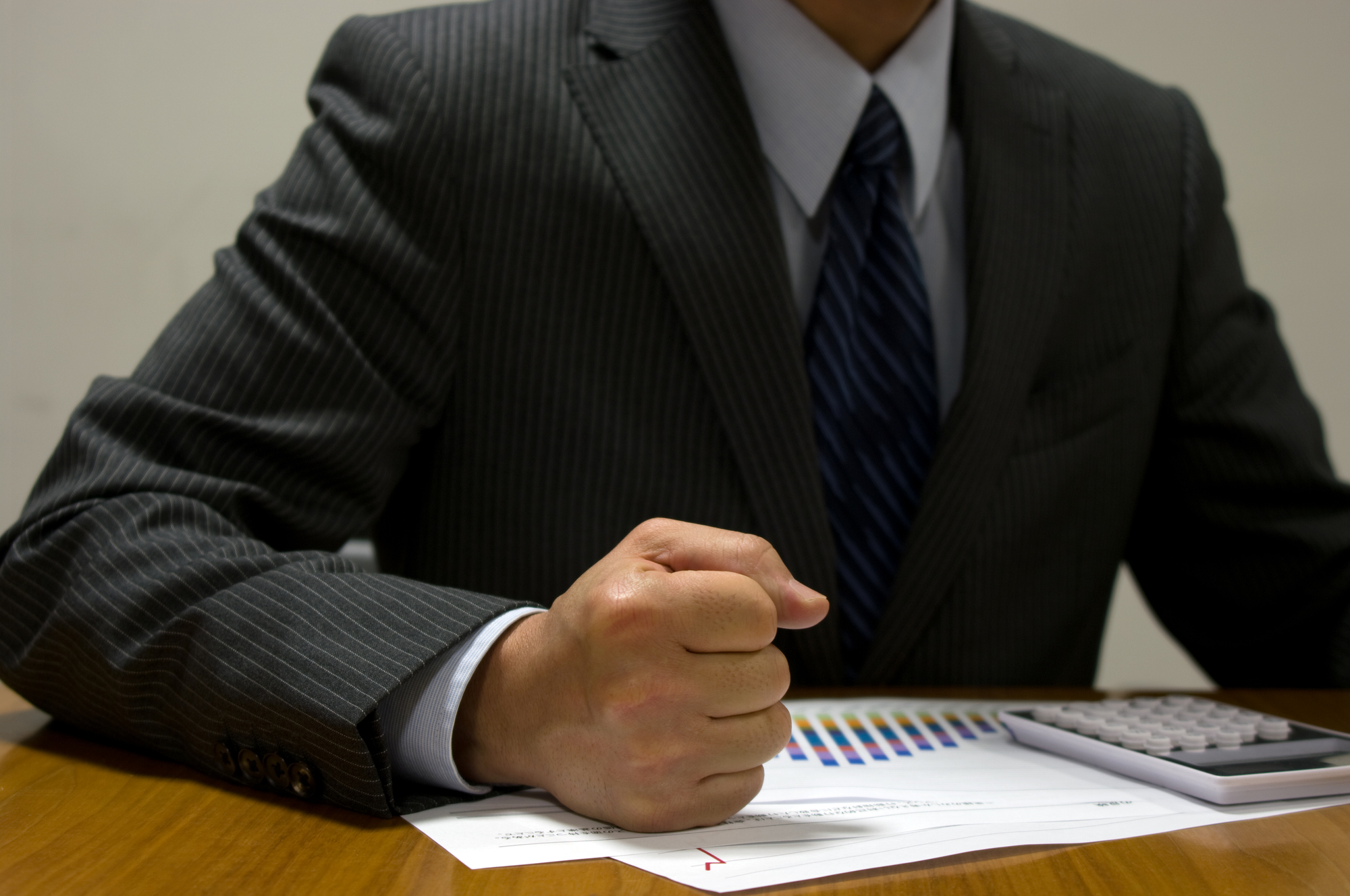 証拠がないため別の手段を取ろうとする男性