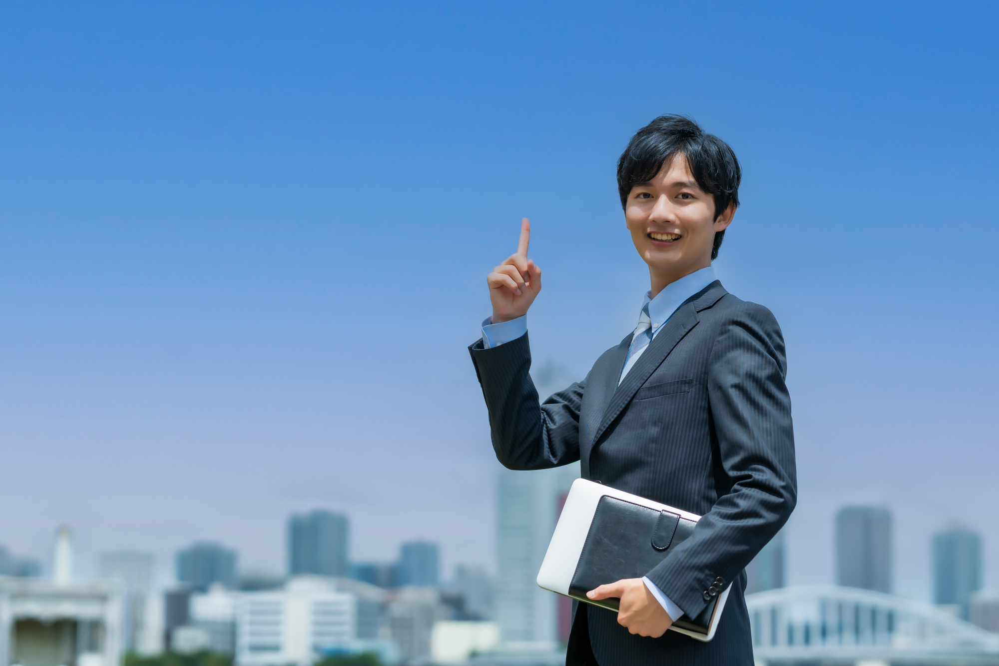 再就職手当の受給条件を解説する男性