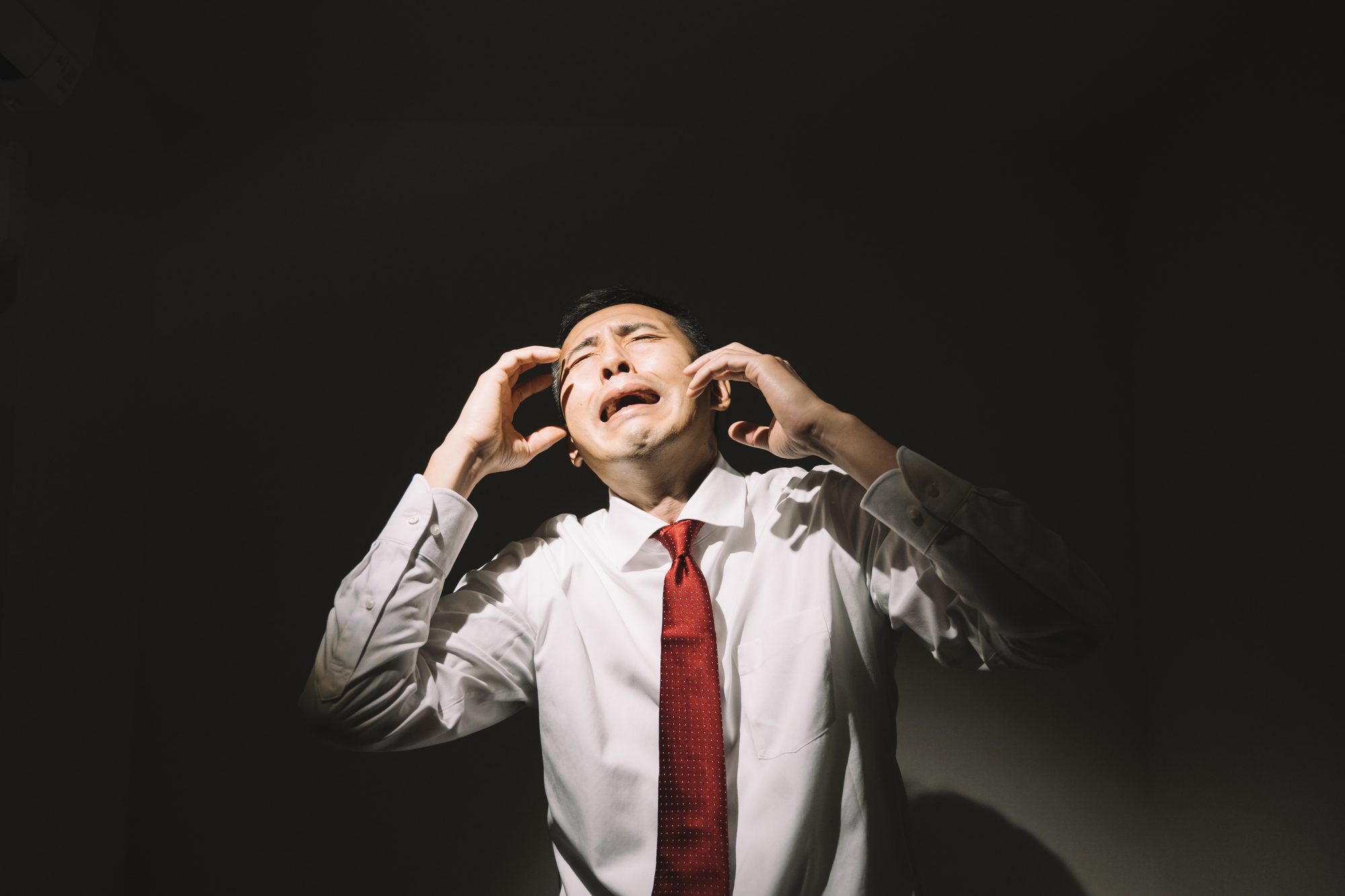 仕事のストレスで限界を感じる男性