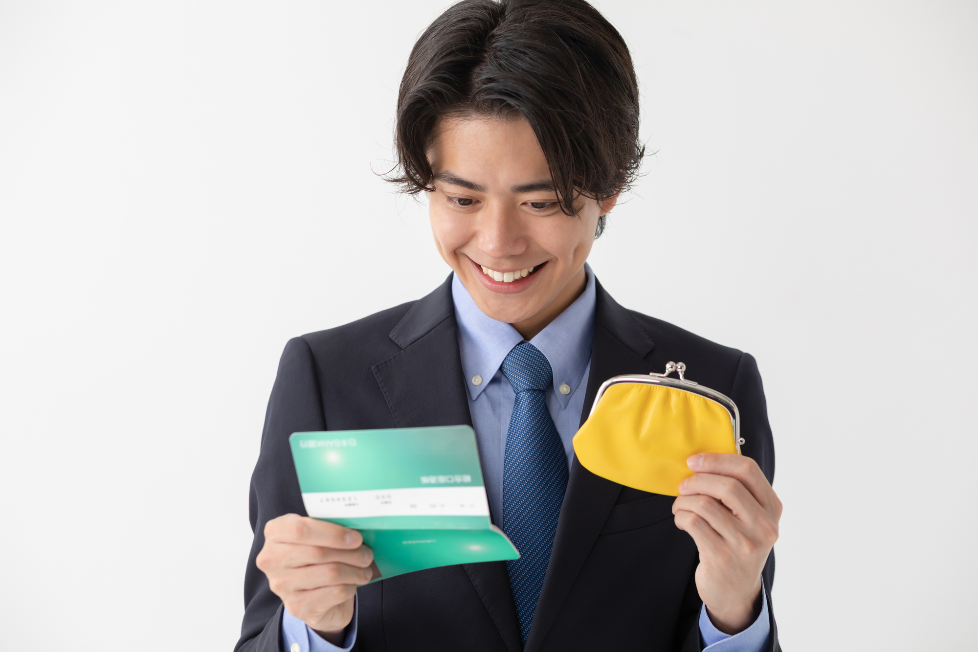 給付金の振り込み額を確認する男性