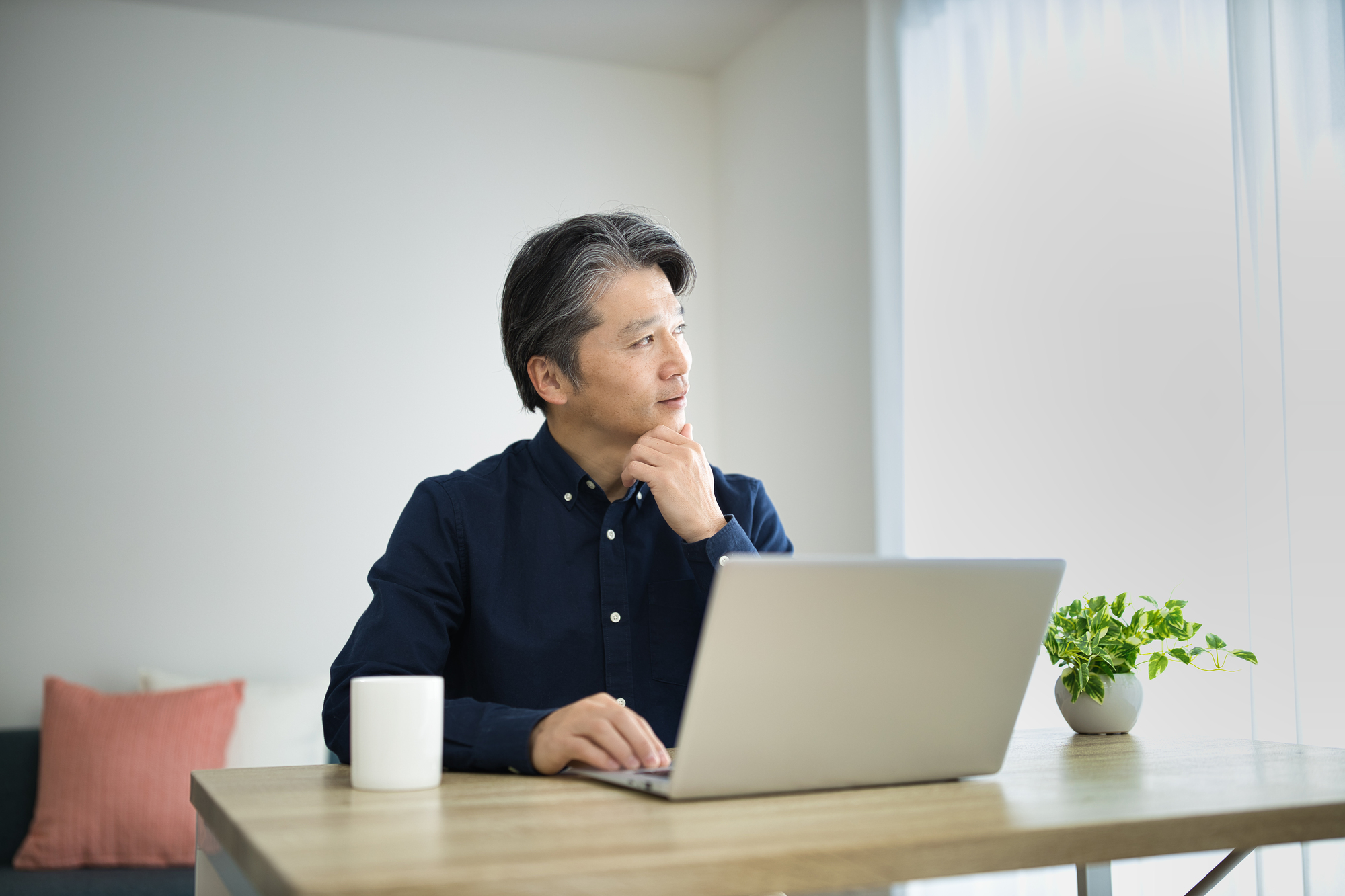 注意点を考える男性