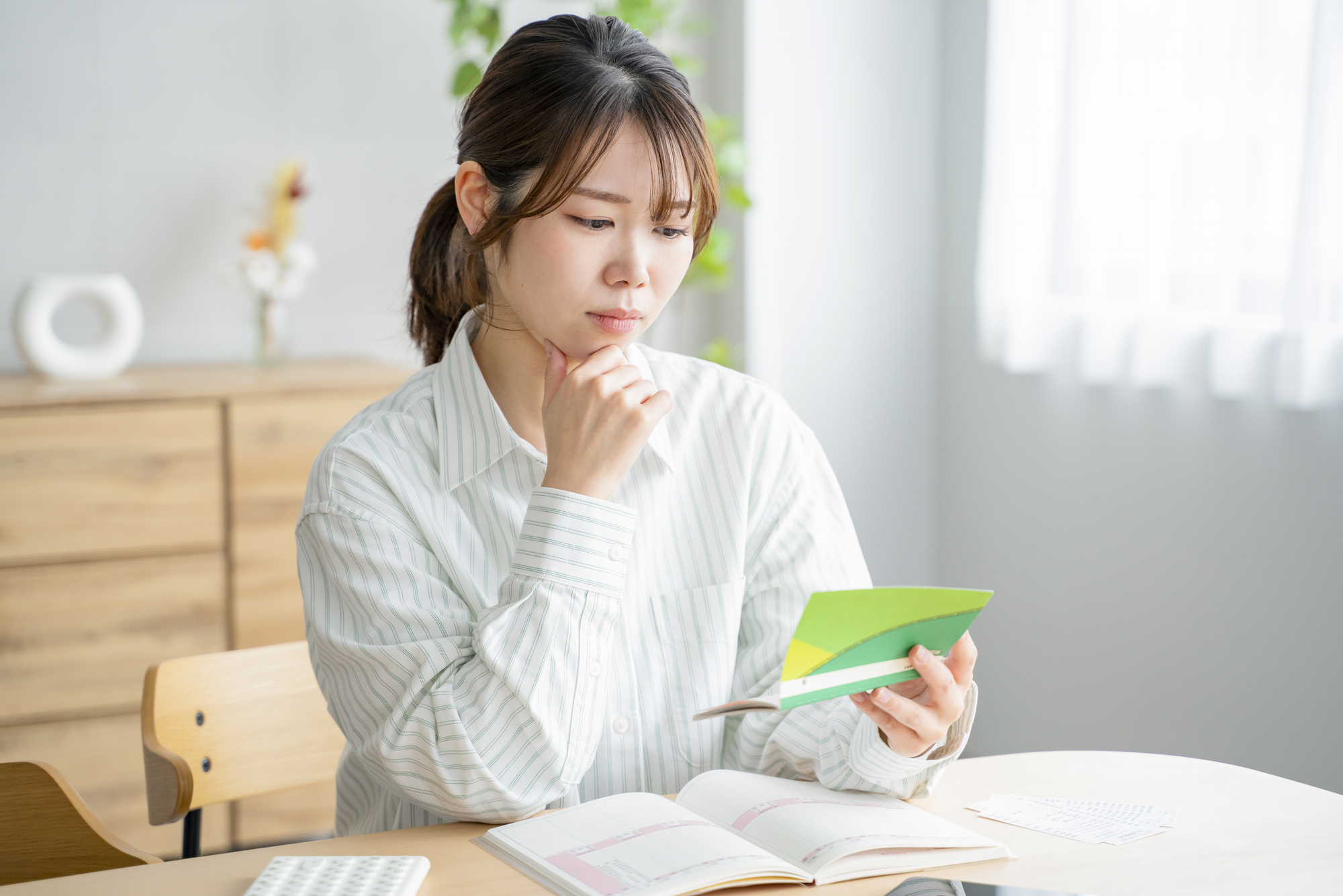 失業保険の受給額を確認する様子