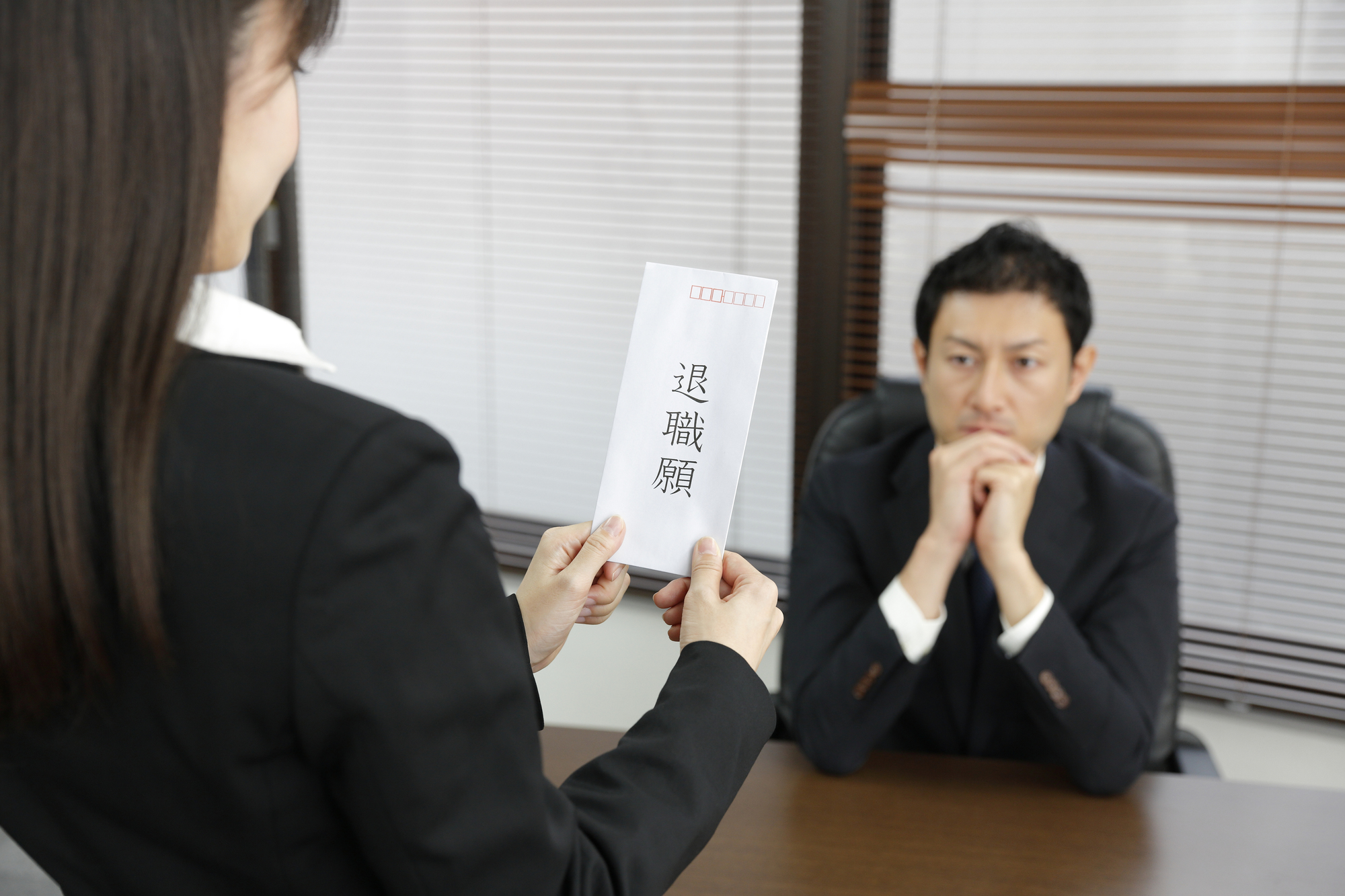 退職願を提出する様子