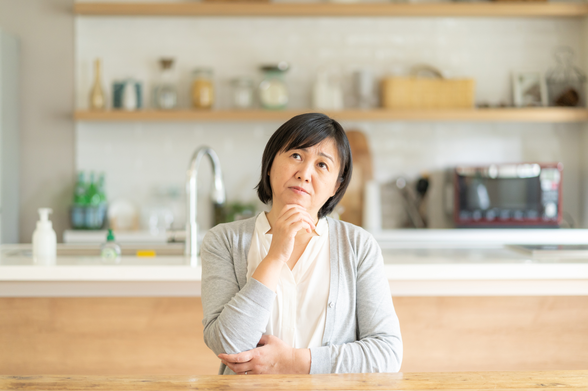 年金と失業保険の同時受給について考える女性